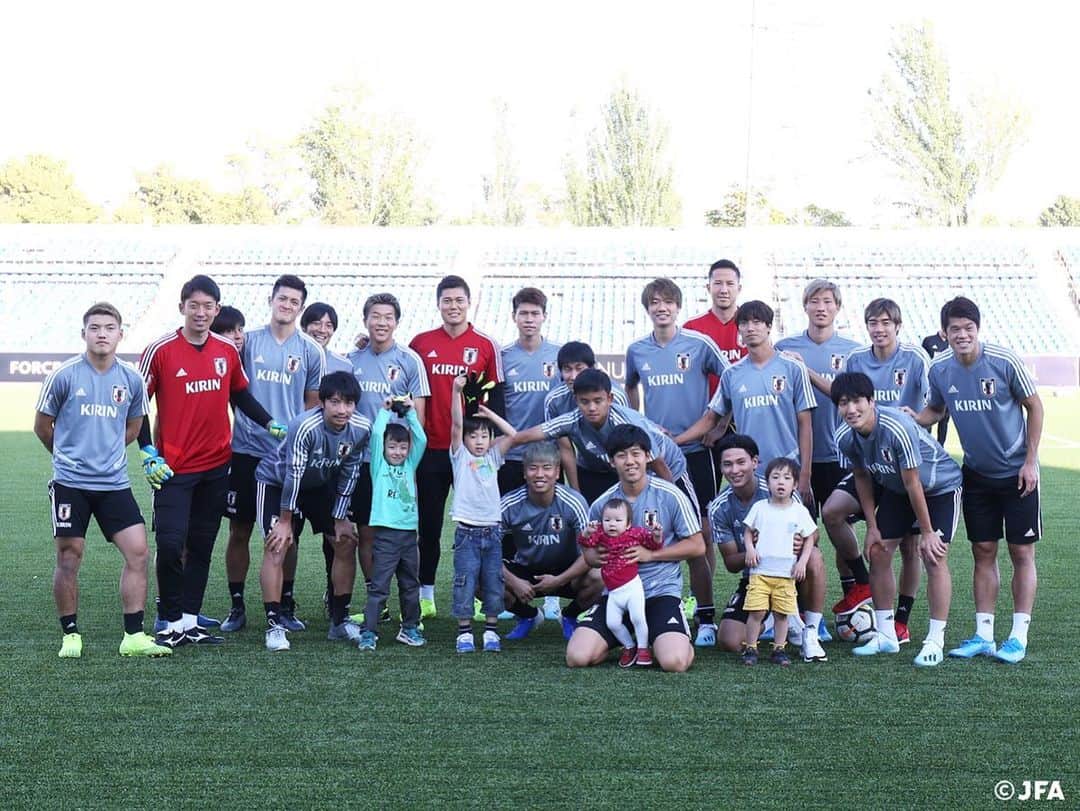 日本サッカー協会さんのインスタグラム写真 - (日本サッカー協会Instagram)「📸2019.10.12｜トレーニング前に、タジキスタンに住む日本人の子どもたちと交流しました！記念に集合写真を撮影！ ・ #daihyo #SAMURAIBLUE #新しい景色を2022 ―――――――――――――――――― 2022FIFAワールドカップカタールアジア2次予選 🆚タジキスタン代表 📅10/15(火)日本時間21:15KO 📍Republican Central Stadium（タジキスタン） 📺テレビ朝日系列で生中継 ・ 👉大会情報はJFA.jpへ ――――――――――――――――――」10月13日 11時16分 - japanfootballassociation
