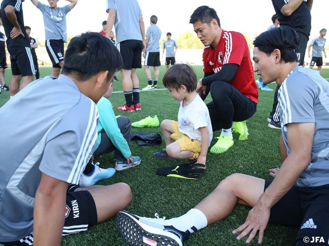 日本サッカー協会さんのインスタグラム写真 - (日本サッカー協会Instagram)「📸2019.10.12｜タジキスタンに住む子どもたちと楽しそうに会話する選手たち。試合も応援してね😉✨ ・ #daihyo #SAMURAIBLUE #新しい景色を2022 ―――――――――――――――――― 2022FIFAワールドカップカタールアジア2次予選 🆚タジキスタン代表 📅10/15(火)日本時間21:15KO 📍Republican Central Stadium（タジキスタン） 📺テレビ朝日系列で生中継 ・ 👉大会情報はJFA.jpへ ――――――――――――――――――」10月13日 11時16分 - japanfootballassociation