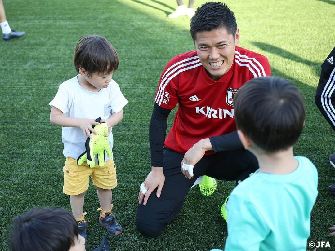 日本サッカー協会さんのインスタグラム写真 - (日本サッカー協会Instagram)「📸2019.10.12｜タジキスタンに住む子どもたちと楽しそうに会話する選手たち。試合も応援してね😉✨ ・ #daihyo #SAMURAIBLUE #新しい景色を2022 ―――――――――――――――――― 2022FIFAワールドカップカタールアジア2次予選 🆚タジキスタン代表 📅10/15(火)日本時間21:15KO 📍Republican Central Stadium（タジキスタン） 📺テレビ朝日系列で生中継 ・ 👉大会情報はJFA.jpへ ――――――――――――――――――」10月13日 11時16分 - japanfootballassociation
