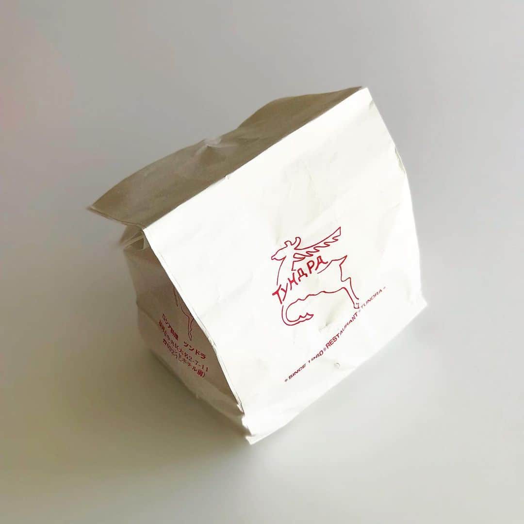 福田里香さんのインスタグラム写真 - (福田里香Instagram)「１０月の福岡食日記０１ #ツンドラ の壺焼きに 🍓ジャム入り🇷🇺ロシアンティー。 中身はガルショークじゃなく、 🍄グリヴィーです。 • ピロシキとボルシチも付いた🇷🇺ランチ。 とてもとても懐かし味。 お土産に、缶がかわいいボルシチ。 • 昔から定期的に食べたくなる大好きな店。 わたしの🇷🇺料理好きの原点 というか、原店。 ピロシキには、テーブルに備え付けの 練り辛子を付けて食べる派。 • #micourier で☕️お茶。 スパイスクラッカーとアニスビスコッティ。 粉ものをお土産に。 こちらは平尾に出来た最近のお店です。 福岡は新旧楽しいな。  #福岡生まれ」10月13日 11時26分 - riccafukuda