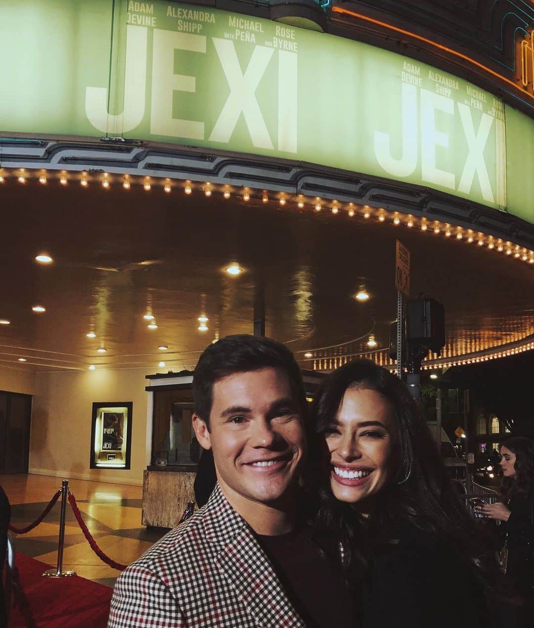 クロエ・ブリッジスのインスタグラム：「Are you heading out to the movie theater to see Jexi tonight? Cause you should be 💁🏻‍♀️」