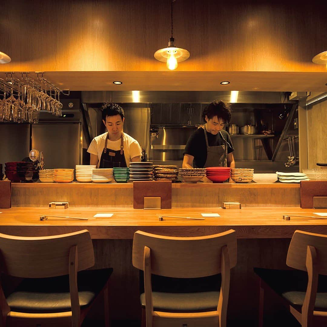 東京カレンダーさんのインスタグラム写真 - (東京カレンダーInstagram)「センスの光るカウンターで、和食とワインを気軽に楽しめる新店！ . 食通が集う東銀座の路地裏で、いま行くなら、年季の入った雑居ビルの2階、暗い階段を上った先にある『時喰み』だ。こちらは、銀座の人気店『徳うち山』『銀座くどう』を率いる工藤淳也氏が開いた、ワインと和食を気軽に楽しめる新店。 . 「炊きたて白米 時喰みカレー（海老出汁）」＋「特大エビフライ」は人気の一品。その他にも、山形名産ののし梅といぶりがっこが入った「フォアグラ最中」といった遊び心あふれる一品など、ワインコンシャスな料理が多数そろう。 . 店名 ▷時喰み 最寄り駅 ▷銀座 ジャンル ▷和食・小料理 TEL ▷03-6264-2809 住所 ▷中央区銀座 3-11-6 鈴木ビル 2F シチュエーション ▷デート・会食 ・女子会 . ー続きは東カレwebまたはアプリにてー ▶︎『　東京カレンダー 』で検索！ . #東京カレンダー #tokyocalendar #東カレ#東カレグルメ#東京グルメ #food #foodie #tokyofood #yummy #instafood#美食 #東京美食 #sushi #日本料理 #魚料理」10月13日 12時04分 - tokyocalendar