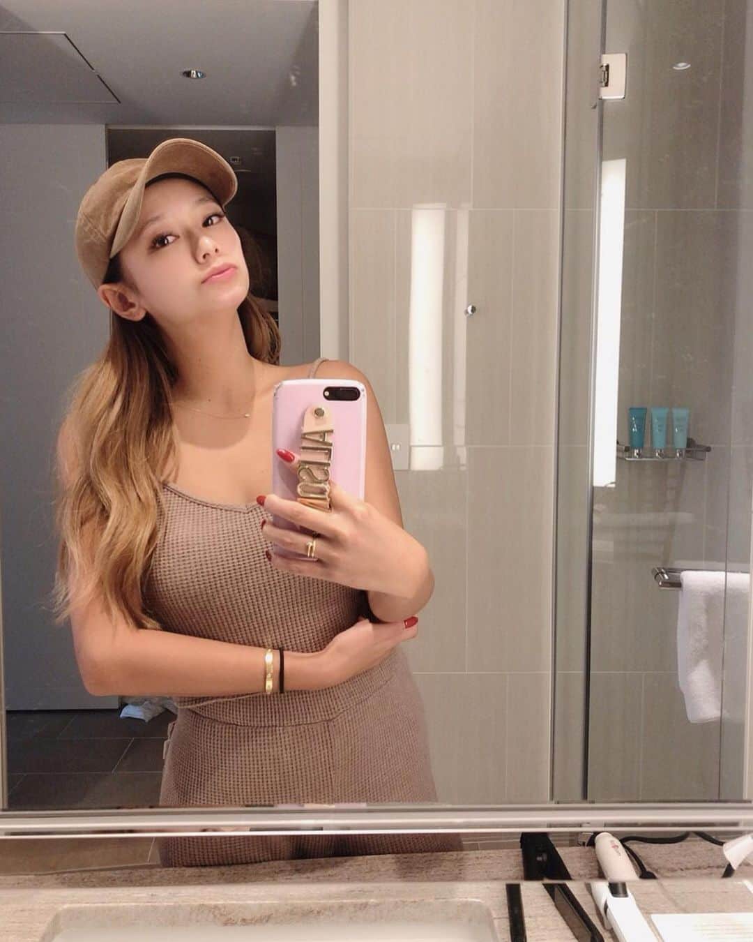椿彩加のインスタグラム：「. おっはよ☀️ 先日 @selectclinic で エラボトックスと顎のヒアルロン酸 行ってきたよ💗 before→after載せたから見てみてね✌︎ . 顎は本当コンプレックスで 前回入れたヒアルロン酸は 吸収してほぼ残ってなかったから 顎作れて本当嬉しい🥰 @dr.uehara さんが 鏡見つつ入れてくれたから 理想の顎になった☺︎✌︎ . #セレクトクリニック #selectclinic #美容外科 #美容皮膚科 #美容クリニック#dr.uehara #エラボトックス #エラボト #顎ヒアルロン酸注射 #顎ヒアル #ヒアルロン酸」