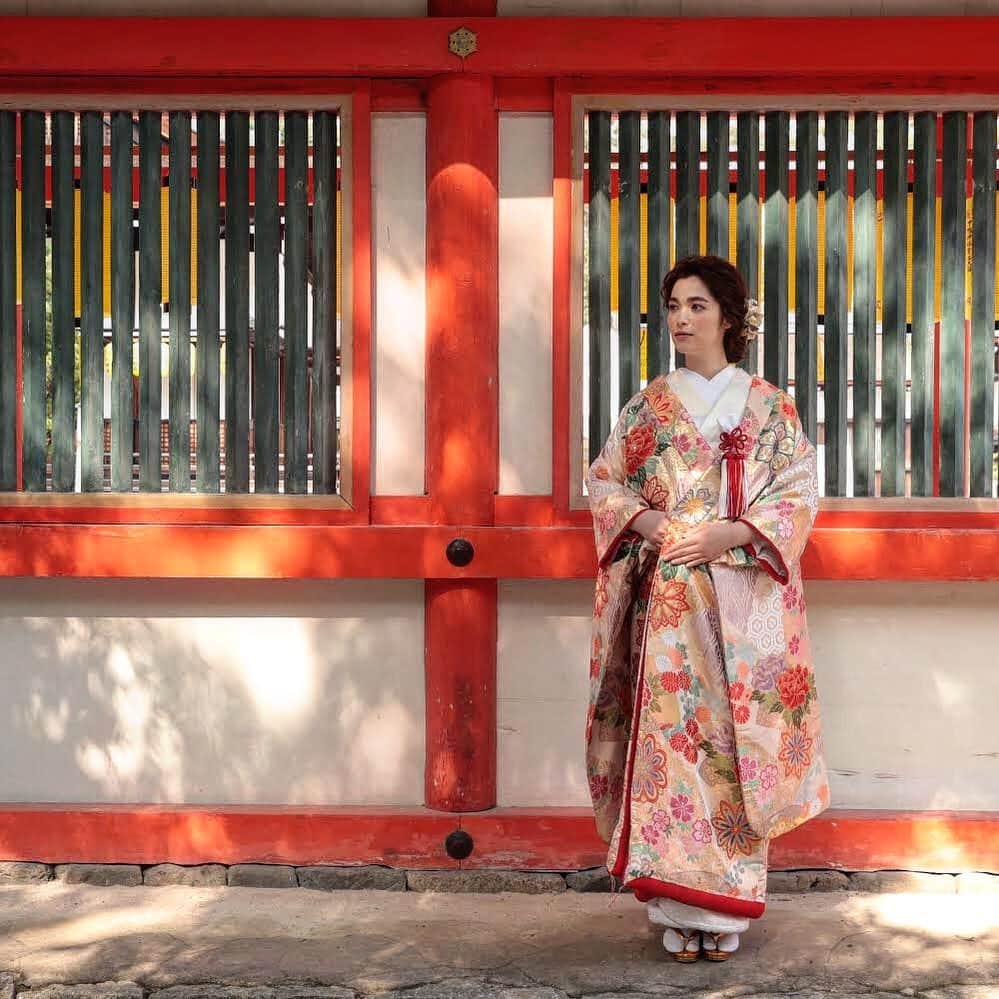 TAKAMI BRIDAL 神社和婚のインスタグラム：「⁂前撮りのご案内⁂ 【下鴨神社】 京都の社寺でも最も古いともいわれており、社伝としては、神武天皇の御代に御蔭山に祭神が降臨したと伝えられている神社。また、紀元前90年に神社の瑞垣の修造が行われたとの記録があり、この頃の創建ではないかとの説がある。結婚式も数多く行われており、糺の森や鳥居の風景は、あまりにも有名です。 ⁂ ●料金：220,000円 ●撮影にかかる時間：約４時間 ●撮影可能な日：平日（施設行事等の開催時は除く） ●撮影場所のエリア：京都市左京区 ・ ・ #神社 #神社挙式 #神社結婚式 #京都神社 #結婚式 #和婚 #和婚をもっと盛り上げたい #白無垢 #和装 #和装結婚式 #京都結婚式 #滋賀結婚式 #京都花嫁 #滋賀花嫁 #タカミブライダル #タカミブライダル京都 #takamibridal #下鴨神社 #下鴨神社結婚式 #下鴨神社糺の森」