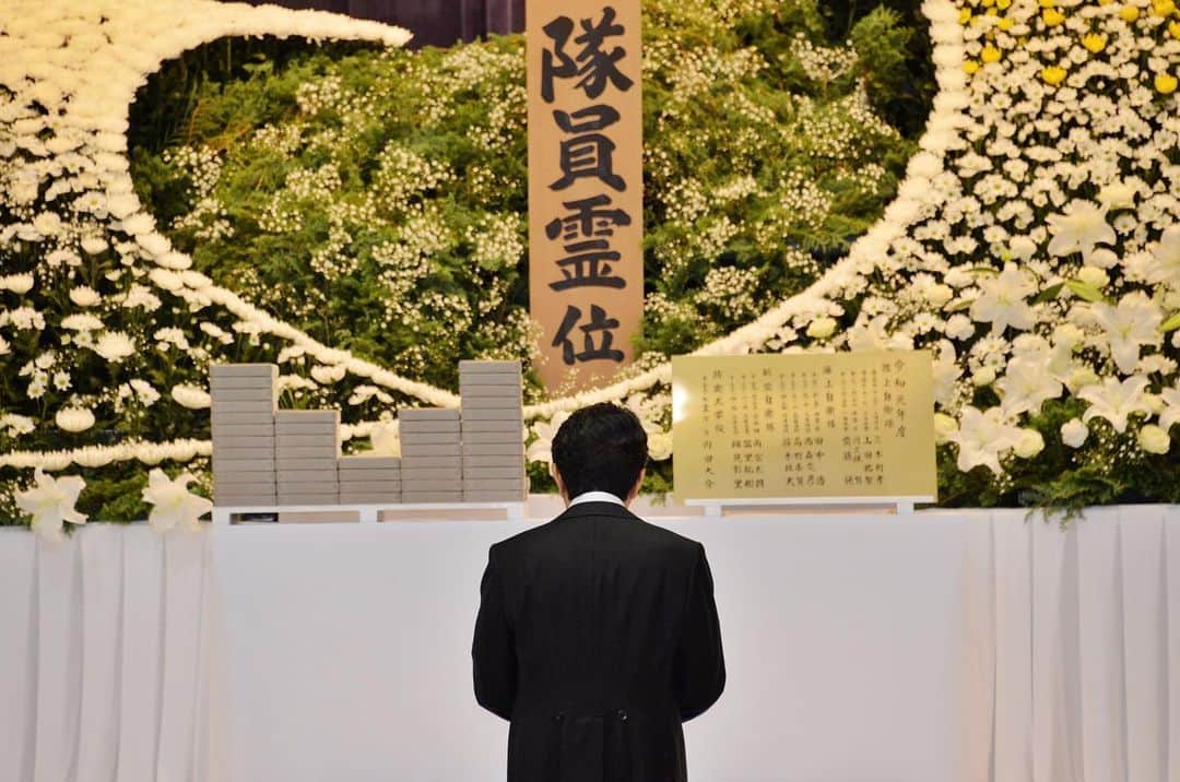 安倍晋三さんのインスタグラム写真 - (安倍晋三Instagram)「#repost @kantei 自衛隊殉職隊員追悼式に参列し、国の存立を担う崇高な職務に殉ぜられた1,976柱の御霊の前で、追悼の誠を捧げました。 日本の平和と独立を守る。その志と使命感をもって、全身全霊を捧げて職務を遂行した隊員達。その尊い犠牲を無にすることなく、御遺志を受け継ぎ、国民の命と平和な暮らしを断固として守り抜く、そして、世界の平和と安定のために全力を尽くす。改めてそう、誓いました。 @shinzoabe #自衛隊」10月13日 12時31分 - shinzoabe