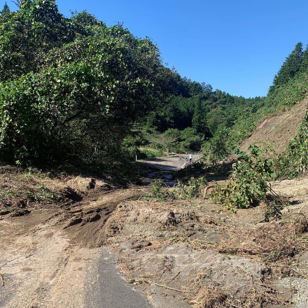 若林翔子さんのインスタグラム写真 - (若林翔子Instagram)「土砂崩れで道が塞がってます…  我が家は大丈夫でしたが、 車を少し走らせただけでも 嵐の爪痕、だいぶ残ってる感じです。  皆様の無事を祈ります。 これ以上被害が大きくなりませんように。」10月13日 12時51分 - shokowakabayashi1685