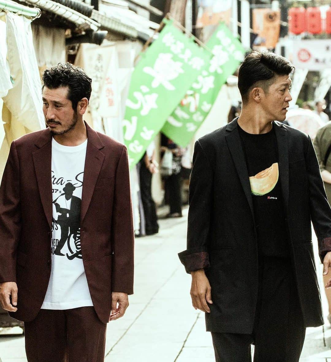 駿河太郎さんのインスタグラム写真 - (駿河太郎Instagram)「皆さま台風大丈夫でしたか？ どうかご無事でありますように😭  僕は足止め食らってた大阪から、今、東京に戻る新幹線の中  映画「男はつらいよ」と @samuraicore_official とのコラボ企画で撮った写真 全部良いんやけど  特にこの2枚の写真が僕のお気に入り  ちょっと韓国映画とか香港ノアールの空気感で男っぽくていい‼️ @atsukiiwasa 良い写真撮るなぁ…😎 僕の新しい宣材写真も撮ってもらいます‼️」10月13日 12時45分 - tarosleepydog
