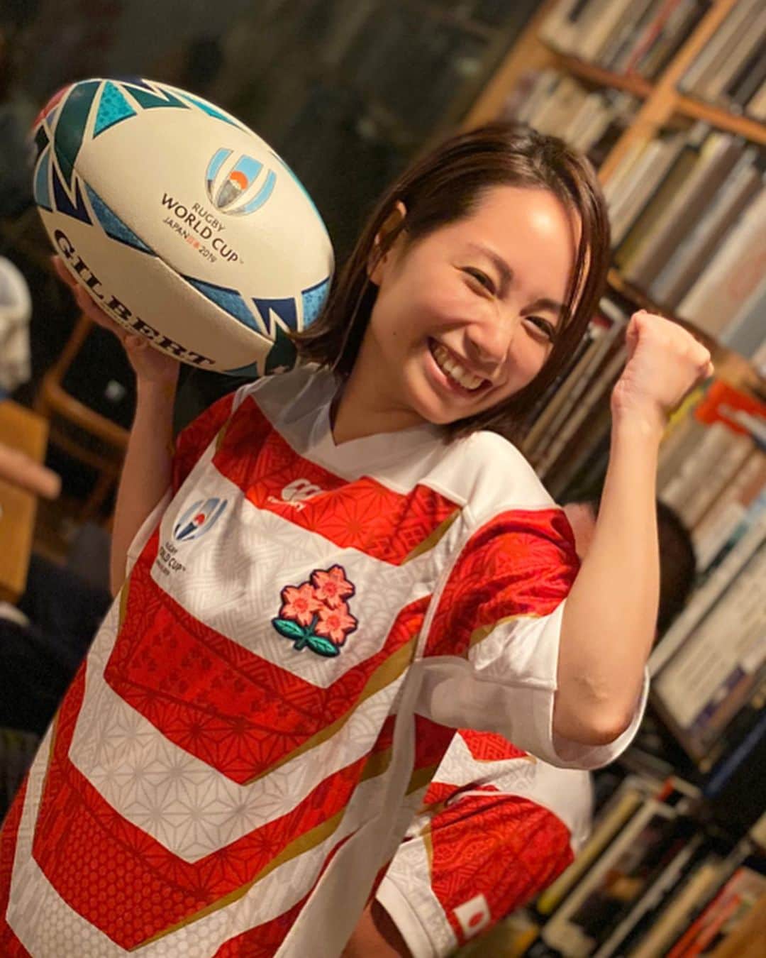 寺田有希さんのインスタグラム写真 - (寺田有希Instagram)「なんて最高な夜なんでしょう… ありがとう日本(´；ω；`)！ ありがとうううう(´；ω；`)！✨ @rugbyworldcupjp  @japanshop_rugbyworldcup  @japan_rugby ・ ・ 3年前からラグビーに関わり始めました ラグビーのことを勉強し始めました だからこそ、他国の強さも学びました ・ ・ そんな中迎えたラグビーW杯in JAPAN ・ ・ 予選で全勝できるなんて… 誰が想像しただろう 限界を超えてくれた選手関係者のみなさまに、心からの尊敬と感謝を！！！ ・ ・ ああ、最高(´；ω；`)✨ 私はラグビーが大好きだああああ❤️❤️ ・ ・ #rwc2019 #rwc #rwc2019japan  #rugby #rugbyworldcup  #rugbyworldcup2019  #japan vs #scotland  #ラグビー #ラグビーワールドカップ2019  #最高 #勝利 #おめでとう #ありがとう #ストリートラグビー #streetrugby #応援ソング #さあいこう #寺田有希 #teradayuki」10月13日 23時41分 - terada_yuki