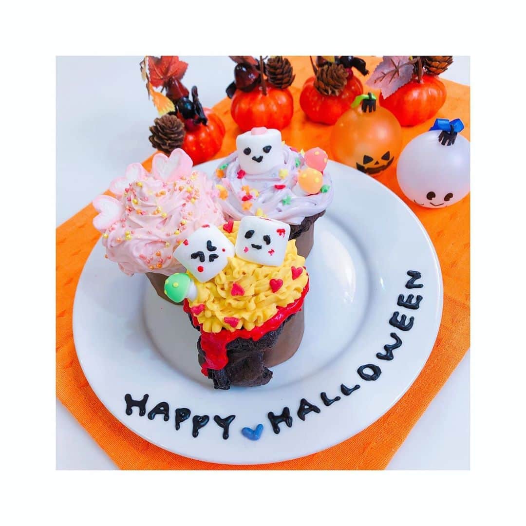 小倉唯さんのインスタグラム写真 - (小倉唯Instagram)「「MUSIX TV」で作った、ハロウィンがテーマのカップケーキ👻🎃🧁ハプニングもあったけど、 “インスタ映え”のテーマを無事にクリア⁉︎できてよかったです〜😊✨ 黒い生地には、ブラックココアパウダーを使ってます♪  #ANIMAX #MUSIXTV #カップケーキ #お菓子作り #ハロウィン #ハロウィンカップケーキ」10月13日 23時43分 - yui_ogura_official