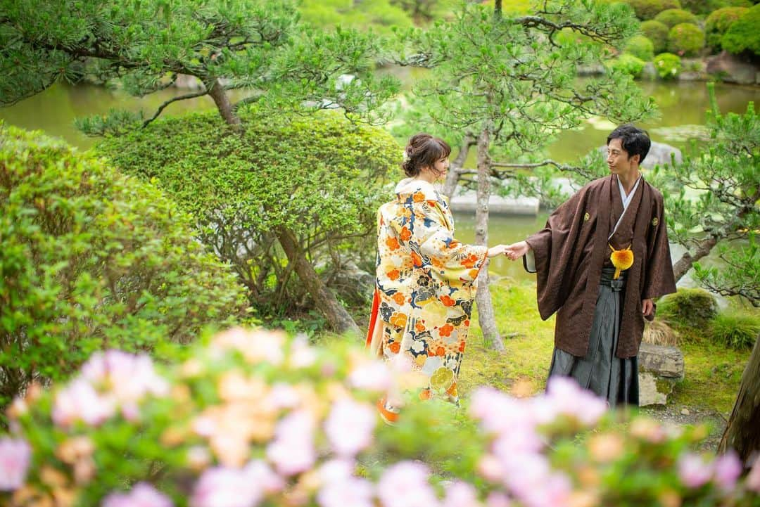 浅井麻里さんのインスタグラム写真 - (浅井麻里Instagram)「👰💐﻿ ﻿ 台風、東北の被害も心が痛い…﻿ この仙台の庭園すごく綺麗なところだったけど﻿ 鉄筋とかで守られてないこういう自然の場所って ダメージ大きいんじゃないかと心配😢﻿ ﻿ もちろん被害に遭われた方々のケアが一番！﻿ でもこういう仙台の魅力的な場所も﻿ 一日でも早く復旧して、 ご予約されて撮影を楽しみにしてる新郎新婦さん達が﻿ 一生に一度の素敵な写真を撮れますように💕🙏﻿ ﻿ ﻿ …ってことで、庭園写真ぺたぺた🌿﻿ (スライドして見てね⏩) わたし達をメインにしつつも景色も綺麗に﻿ 入れ込んでくださるカメラマンさんさすが✨👏﻿ ﻿ ﻿ ウェディングモデル✨﻿ クレール仙台サロン撮影データシリーズ💐﻿ ﻿ @claire.sendai @clairebridalstudio @claire.omotesando﻿ 📸@ken1_photography﻿ 🤵@renji.1011﻿ ﻿ ﻿ #クレール仙台サロン#クレール表参道サロン#claire#クレールブライダルスタジオ#前撮り#みんなのウェディング#仙台#色打掛#weddingmodel#weddingphoto#wedding_mari」10月13日 22時12分 - mari_asai_625