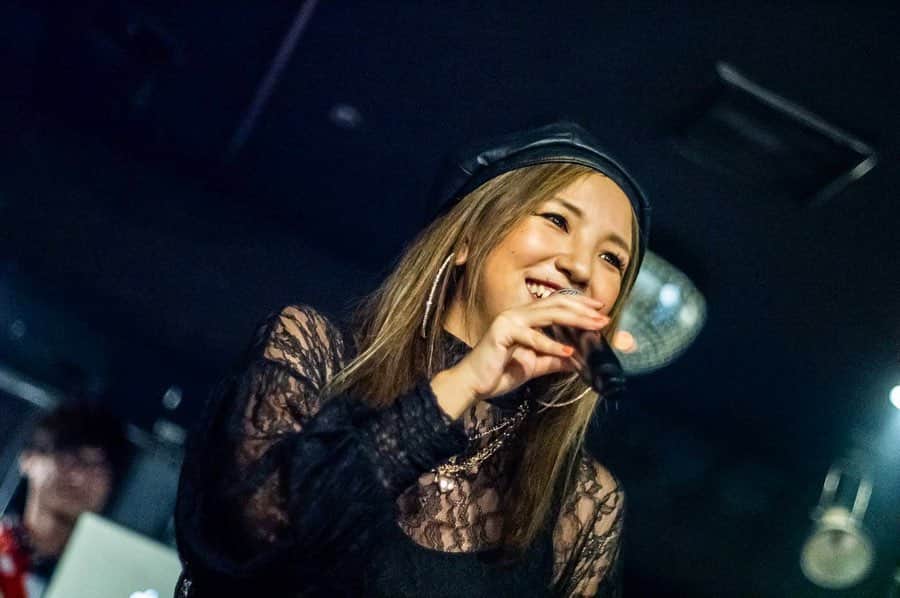 宏実のインスタグラム：「10.6 "IMPACT" at MYRIA. in Ube, Yamaguchi. Thank you for this opportunity and your support🙇‍♀️⭐️✨ 山口県宇部市で歌って参りましたー！弾丸でしたが楽しい時間をありがとうございました😊 #singer #宇部市 #japanesesingersongwriter #japanesesinger #jpopsinger #jrnb #jrandb #blackoutfits」