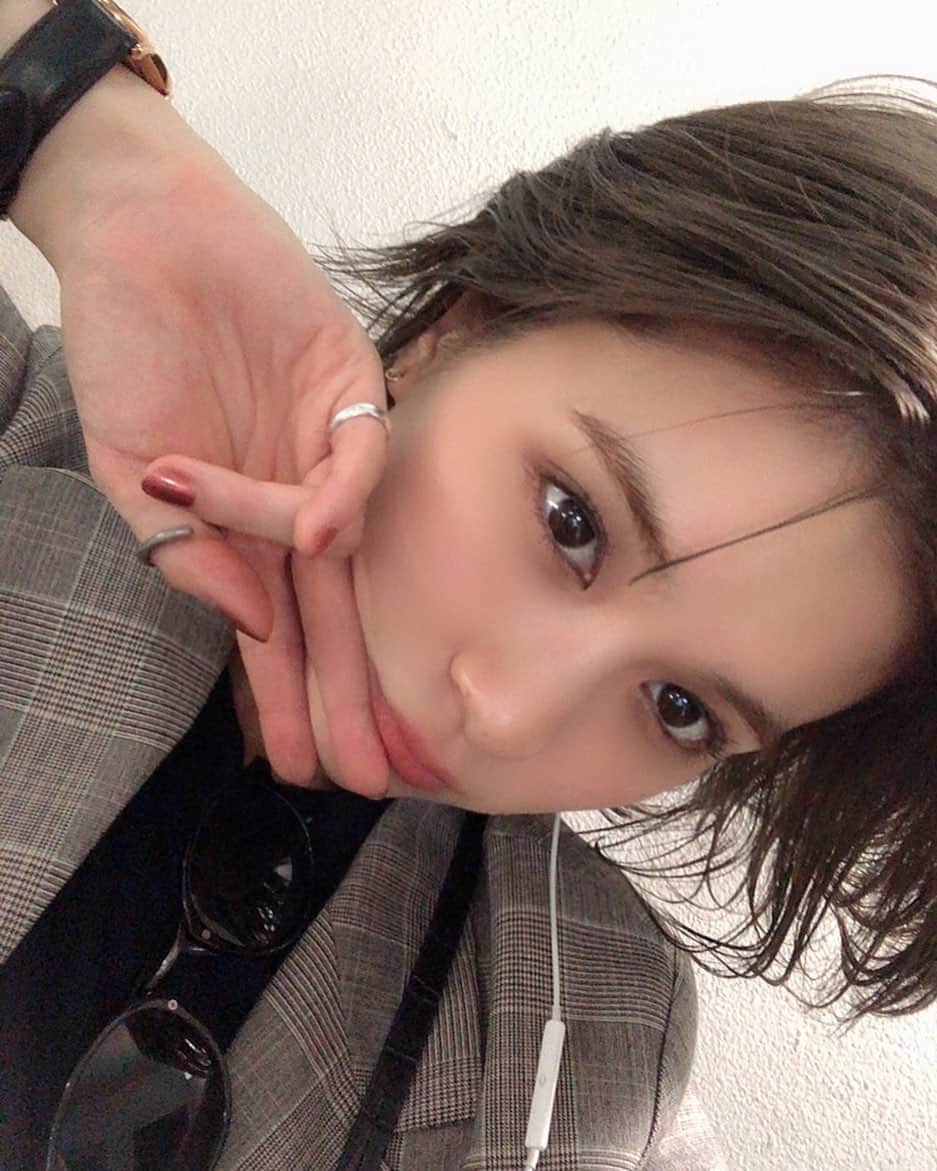 山田愛梨さんのインスタグラム写真 - (山田愛梨Instagram)「前髪を伸ばすか伸ばさないか、、 でも結局邪魔になって切っちゃうんだよなあ、、😶✌︎」10月13日 22時19分 - airi_yamada