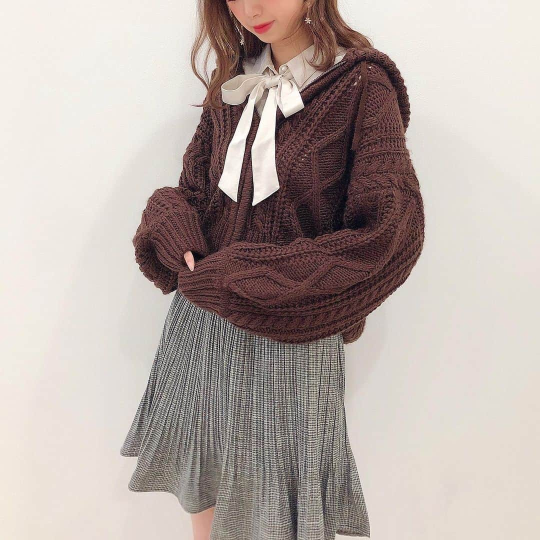 MAJEgirl?officialさんのインスタグラム写真 - (MAJEgirl?officialInstagram)「（ @hi_maje_girl ）から 王道ガーリーコーデを ご紹介🧸💞 outer #ケーブルニットパーカー tops #サテンボウタイシャツ skirt #チェックプリーツスカパン  #165cm #高身長コーデ 全てMサイズ着用  秋はテラコッタやブラウンなど 暖色系が可愛い💕 こっくりした色合いが、より 女の子らしく着れます😉  @majesticlegon_official  @majegirl_official  #majesticlegon  #マジェスティックレゴン #白ブラウス#チェックスカート #簡単アレンジ#秋服#ボウタイブラウス #ピンクメイク#うさぎメイク #code#outfit#フォトジェニック #インスタ映えスポット  #hair#make #rili_tokyo #apres_mimi #pressbloga#韓国カフェ#velle_jp  #lucrajp#PATRA#petrel_jp#bis」10月13日 22時21分 - majesticlegon_pressroom