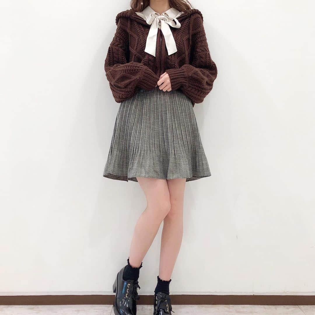 MAJEgirl?officialさんのインスタグラム写真 - (MAJEgirl?officialInstagram)「（ @hi_maje_girl ）から 王道ガーリーコーデを ご紹介🧸💞 outer #ケーブルニットパーカー tops #サテンボウタイシャツ skirt #チェックプリーツスカパン  #165cm #高身長コーデ 全てMサイズ着用  秋はテラコッタやブラウンなど 暖色系が可愛い💕 こっくりした色合いが、より 女の子らしく着れます😉  @majesticlegon_official  @majegirl_official  #majesticlegon  #マジェスティックレゴン #白ブラウス#チェックスカート #簡単アレンジ#秋服#ボウタイブラウス #ピンクメイク#うさぎメイク #code#outfit#フォトジェニック #インスタ映えスポット  #hair#make #rili_tokyo #apres_mimi #pressbloga#韓国カフェ#velle_jp  #lucrajp#PATRA#petrel_jp#bis」10月13日 22時21分 - majesticlegon_pressroom