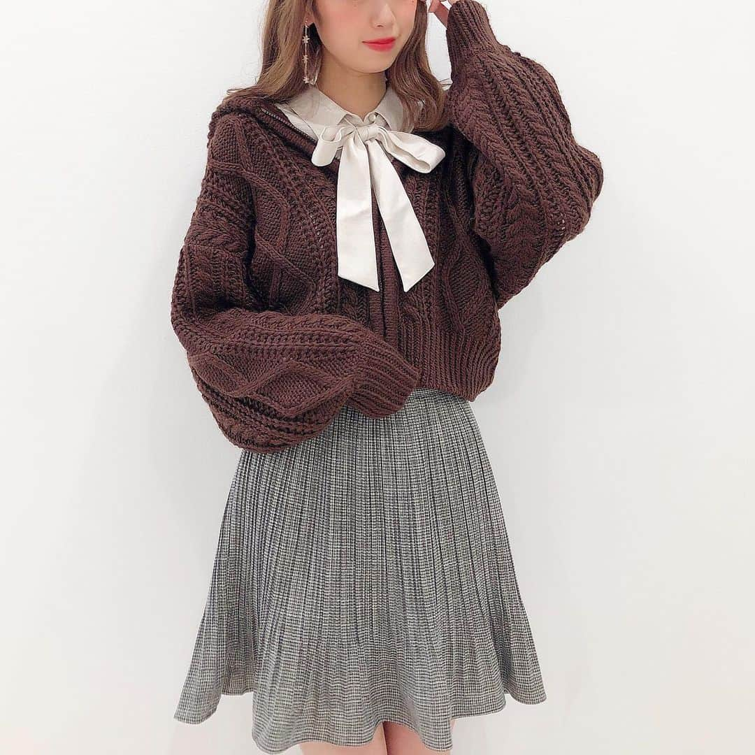 MAJEgirl?officialさんのインスタグラム写真 - (MAJEgirl?officialInstagram)「（ @hi_maje_girl ）から 王道ガーリーコーデを ご紹介🧸💞 outer #ケーブルニットパーカー tops #サテンボウタイシャツ skirt #チェックプリーツスカパン  #165cm #高身長コーデ 全てMサイズ着用  秋はテラコッタやブラウンなど 暖色系が可愛い💕 こっくりした色合いが、より 女の子らしく着れます😉  @majesticlegon_official  @majegirl_official  #majesticlegon  #マジェスティックレゴン #白ブラウス#チェックスカート #簡単アレンジ#秋服#ボウタイブラウス #ピンクメイク#うさぎメイク #code#outfit#フォトジェニック #インスタ映えスポット  #hair#make #rili_tokyo #apres_mimi #pressbloga#韓国カフェ#velle_jp  #lucrajp#PATRA#petrel_jp#bis」10月13日 22時21分 - majesticlegon_pressroom