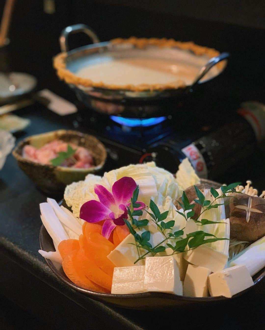 karen okajimaさんのインスタグラム写真 - (karen okajimaInstagram)「ㅤㅤㅤ ㅤㅤㅤ 大好きなお店炭焼き幸さんへまた行ってきたよ✨☺️ ﻿ ﻿さて、皆さんご存知であろうか？ かれんが万年お鍋好きだということを←（笑） ﻿  ということでこれからの季節におすすめの 幸さんの新メニュー鶏プル発酵鍋🍲 を食べてきたよ〜☺️💓💓💓💓 ㅤㅤㅤ  鶏プル発酵鍋の由来は、、 酒粕と、塩麹と、お味噌と 3つの発酵食品を使っているから トリプル発酵鍋→鶏プル発酵鍋に なったらしいよ🤭💓うふふ  鶏プル発酵鍋は野菜と塩麹漬けの 鶏もも肉がたっぷり入ったお鍋😍  野菜と鶏が煮立ったらとろろを どばーっと入れて最後には 出汁がとろんとろんになるから それをご飯にかけて食べるの❤️ ㅤㅤㅤ  味噌でお好みの味に調整もできるよ😍 ﻿ ﻿ ﻿ 美容に最高に良いお鍋で、 次の日はお肌ぷるんぷるんになる💓  食べたい人は予約するべし🙆‍♀️✨ ㅤㅤㅤ ◎炭焼き・幸 🏠大阪市中央区東心斎橋1-4-11 大和ビル8号館1階 📞06-4256-4262 🚃『東心斎橋1丁目・南警察署前』 ・心斎橋駅から徒歩6分 ・長堀橋駅から徒歩1分 ⏰[月～土] 18:00～翌3:00 [祝]18:00～0:00(L.O.23:00)  定休日	日曜日  ㅤㅤㅤ  #炭火焼き幸 #心斎橋グルメ #大阪グルメ #グルメ岡島 #岡島かれん #ビジョメシ #ミナミディナー #心斎橋焼き鳥#つくねバーガー #生つくね #酒粕鍋 #とろろ鍋 #鶏プル発酵鍋」10月13日 22時28分 - karenokajima0318