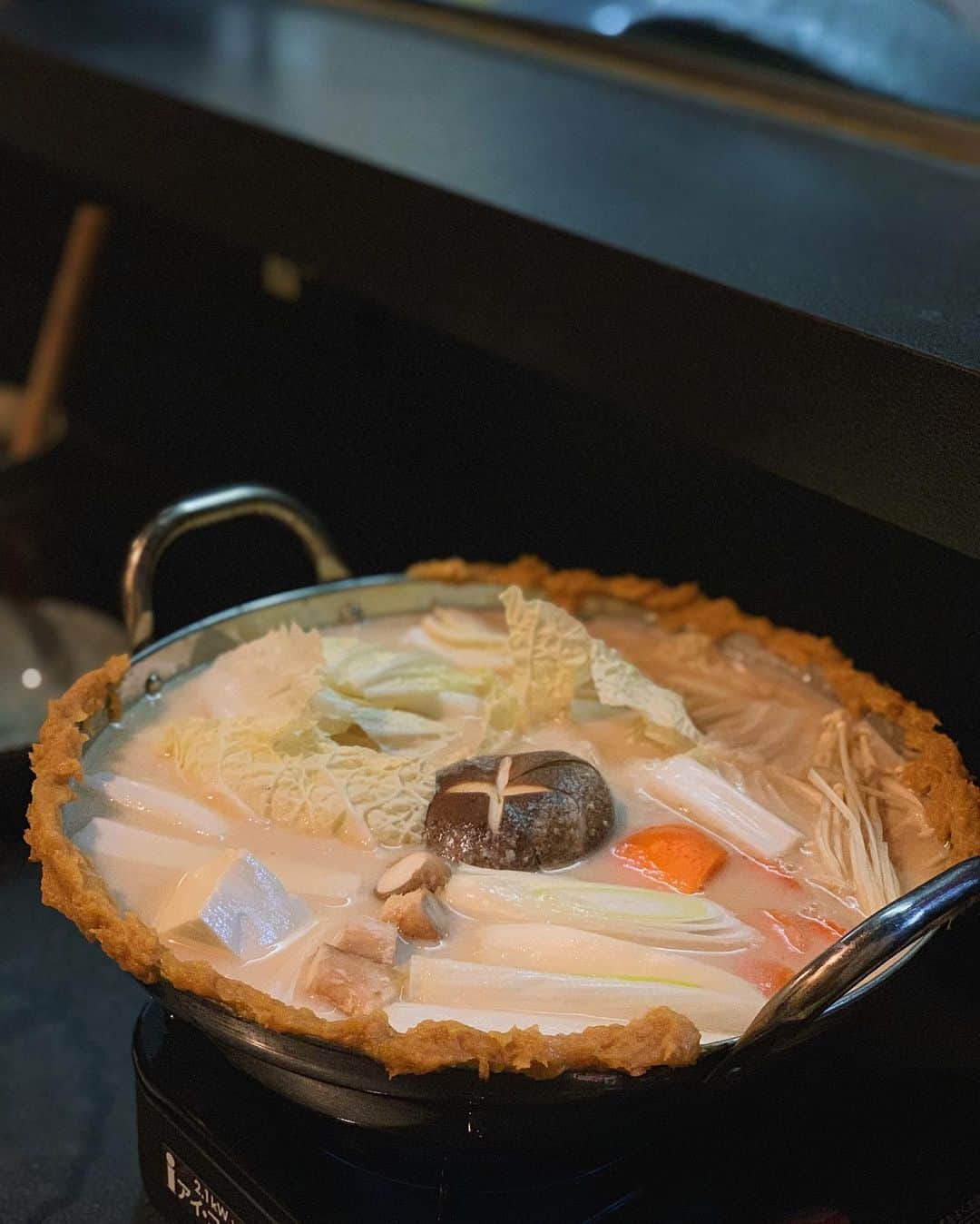karen okajimaさんのインスタグラム写真 - (karen okajimaInstagram)「ㅤㅤㅤ ㅤㅤㅤ 大好きなお店炭焼き幸さんへまた行ってきたよ✨☺️ ﻿ ﻿さて、皆さんご存知であろうか？ かれんが万年お鍋好きだということを←（笑） ﻿  ということでこれからの季節におすすめの 幸さんの新メニュー鶏プル発酵鍋🍲 を食べてきたよ〜☺️💓💓💓💓 ㅤㅤㅤ  鶏プル発酵鍋の由来は、、 酒粕と、塩麹と、お味噌と 3つの発酵食品を使っているから トリプル発酵鍋→鶏プル発酵鍋に なったらしいよ🤭💓うふふ  鶏プル発酵鍋は野菜と塩麹漬けの 鶏もも肉がたっぷり入ったお鍋😍  野菜と鶏が煮立ったらとろろを どばーっと入れて最後には 出汁がとろんとろんになるから それをご飯にかけて食べるの❤️ ㅤㅤㅤ  味噌でお好みの味に調整もできるよ😍 ﻿ ﻿ ﻿ 美容に最高に良いお鍋で、 次の日はお肌ぷるんぷるんになる💓  食べたい人は予約するべし🙆‍♀️✨ ㅤㅤㅤ ◎炭焼き・幸 🏠大阪市中央区東心斎橋1-4-11 大和ビル8号館1階 📞06-4256-4262 🚃『東心斎橋1丁目・南警察署前』 ・心斎橋駅から徒歩6分 ・長堀橋駅から徒歩1分 ⏰[月～土] 18:00～翌3:00 [祝]18:00～0:00(L.O.23:00)  定休日	日曜日  ㅤㅤㅤ  #炭火焼き幸 #心斎橋グルメ #大阪グルメ #グルメ岡島 #岡島かれん #ビジョメシ #ミナミディナー #心斎橋焼き鳥#つくねバーガー #生つくね #酒粕鍋 #とろろ鍋 #鶏プル発酵鍋」10月13日 22時28分 - karenokajima0318