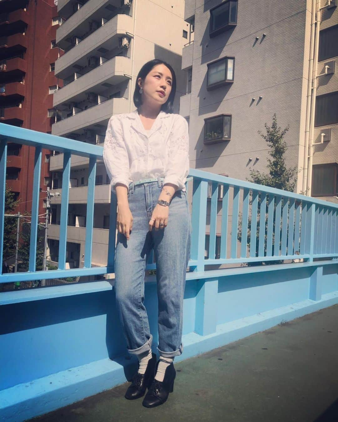 犬山紙子さんのインスタグラム写真 - (犬山紙子Instagram)「私はヴィンテージが好きで、服も家具も雑貨もヴィンテージから探す事が多いのですが、それは「妄想が膨らむ消費」だからです。 欲に任せて「乱暴に消費」するのもとびきりの快感ですが、ヴィンテージには作られた時代や自分の前の持ち主に思いを馳せる余地がたくさんある。 その余地込みでお金を支払っているんですね。物にはそういったプラスアルファの効果があって、それは物そのものの価値と同じくらい、もしくはそれ以上の価値があるもの。  この２つの時計が作られた９０年代、きっと大人が購入したんでしょう。 その人に思いを馳せながら当時の時代の力と過去の自分の生命力を借りて、まためまぐるしい日々を乗り越えていこうかなと思うのです。  ヴィンテージウォッチについて寄稿しました。 2つのHERMESのヴィンテージウォッチを使用したコーデを2つ考えてみました。 #PR https://used.neuve-a.net/shop/pages/content06_vol02.aspx」10月13日 22時24分 - inuyamakamiko