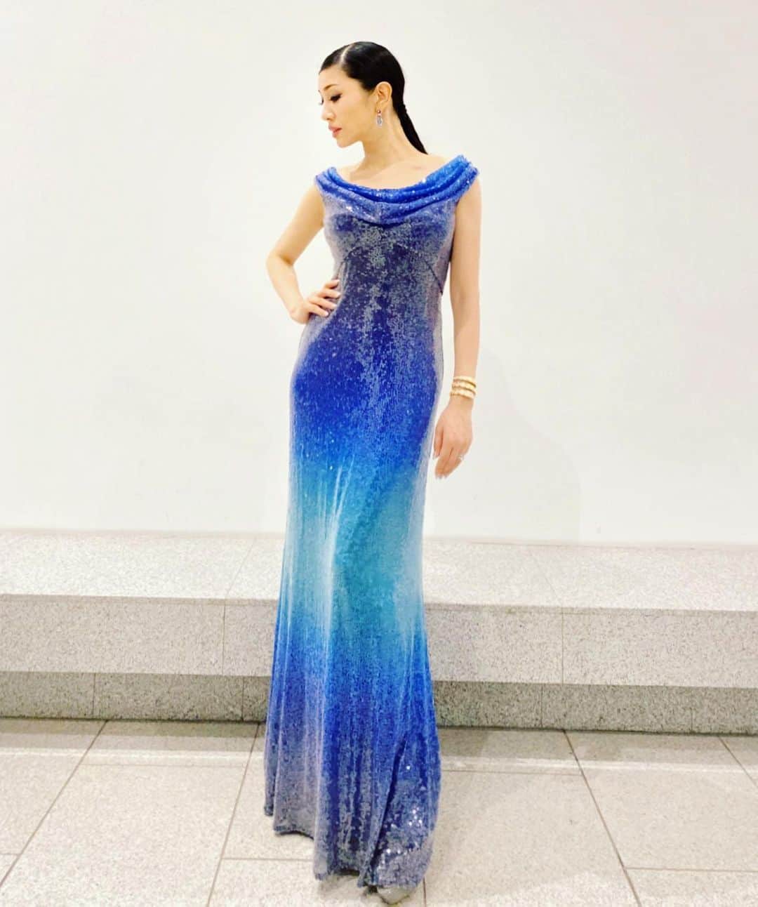 アンミカさんのインスタグラム写真 - (アンミカInstagram)「先日のドレスの際のジュエリー問い合わせについて... ピアスは、私の生まれ月・3月の誕生石のアクアマリンとアメジストの、ブルガリのジュエリーを身に付けて💎✨ 時計も、 @bulgariofficial の陶器とダイヤのセルペンティ⌚️✨ 。 #海の色のグラデーションスパンコールドレスは @tadashishoji_japan  #スパンコールは今年の流行素材✨ #fashion #dress @bulgariofficial」10月13日 22時31分 - ahnmikaofficial