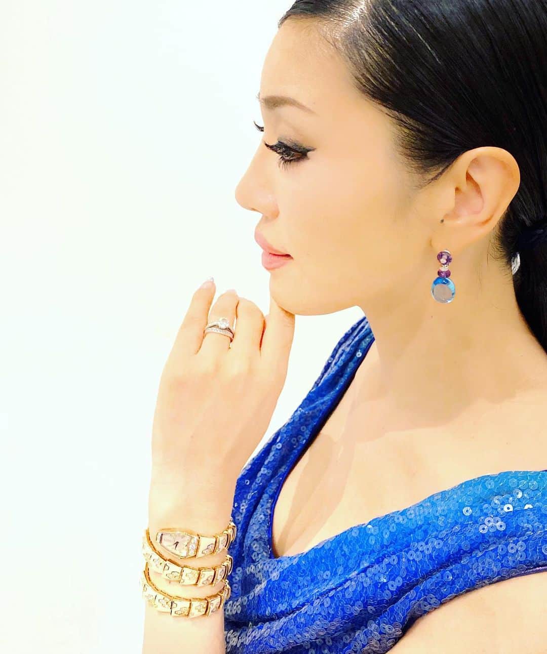 のインスタグラム：「先日のドレスの際のジュエリー問い合わせについて... ピアスは、私の生まれ月・3月の誕生石のアクアマリンとアメジストの、ブルガリのジュエリーを身に付けて💎✨ 時計も、 @bulgariofficial の陶器とダイヤのセルペンティ⌚️✨ 。 #海の色のグラデーションスパンコールドレスは @tadashishoji_japan  #スパンコールは今年の流行素材✨ #fashion #dress @bulgariofficial」