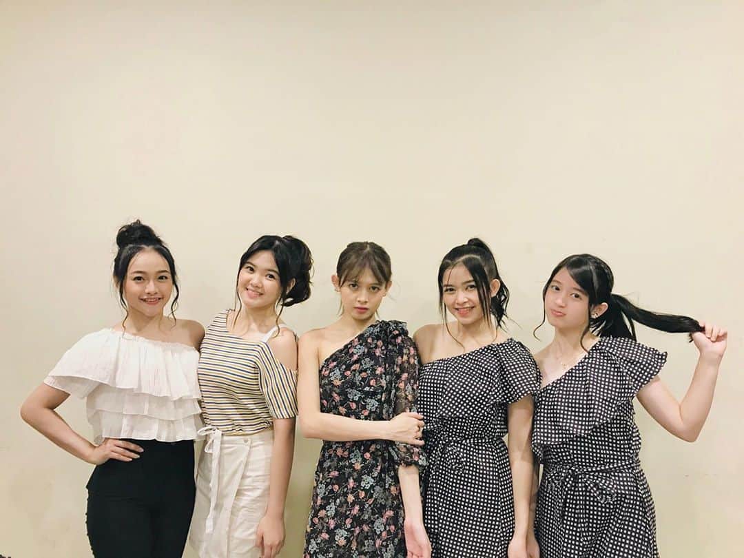ロナ・アングラエニのインスタグラム：「Girls with half-shoulder dress」