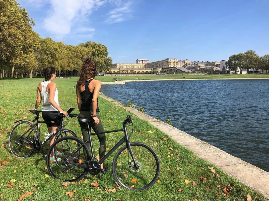ポーリーヌ・オアロのインスタグラム：「Pique nique à Versailles ! On profite du beau temps 🤩 #45km」