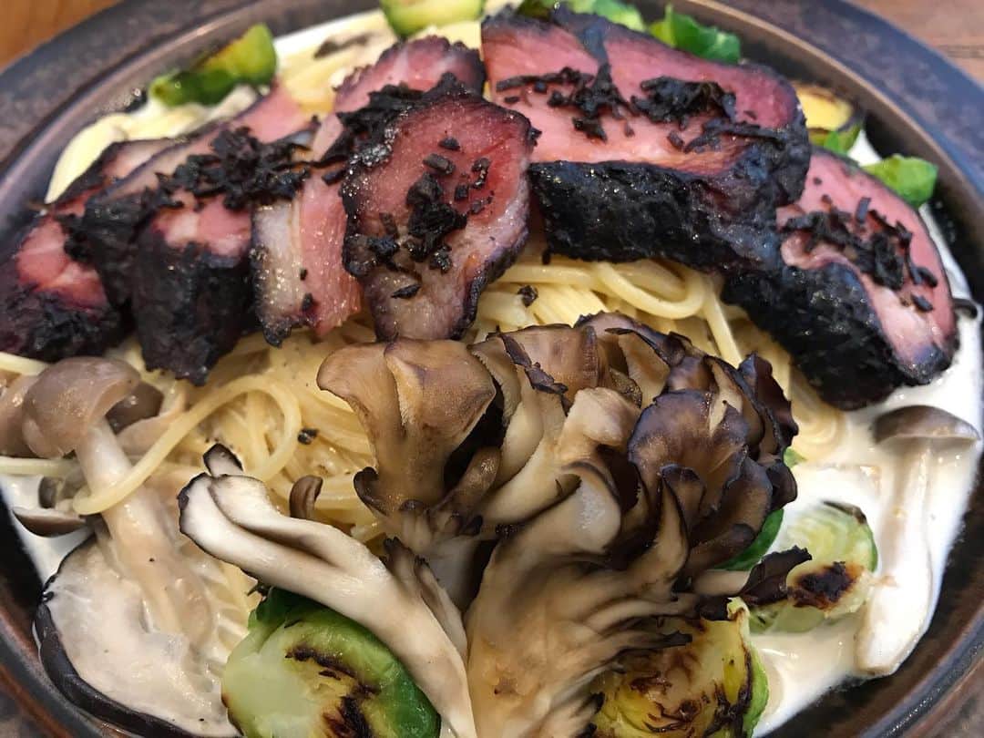 sioneのインスタグラム：「台風一過の日曜、お昼は安定の福綴。今日も美味しくいただきました。  仕事の方が、なかなか大変でストレスフルな日々を過ごしてるけど、来年再来年には笑ってたいから頑張るしかないよね。 もっともっと頑張りたいけど、自分だけじゃなく自分の下の人間のケアもしつつだったり、人材集めだったり。求人広告出したってそんなひょいひょい来ないのでつらいw」
