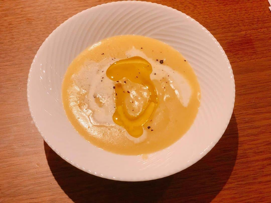 英玲奈さんのインスタグラム写真 - (英玲奈Instagram)「さつまいもと豆乳が余っていたのでスープにしました。 私も夫もあまり甘すぎるのは苦手なので、豆乳多めで。  上質なオリーブオイルと、 トリュフソルトと黒胡椒をかければ、大人の味です。  私が使っているオリーブオイルは、 @bioplanete_japan  さんのもの。 いつも、 @sekamaru_store  で購入しています。 #さつまいもスープ #ていねいな暮らし #季節を感じる暮らし#からだにいいこと #からだにやさしいごはん #おうちごはん#夫の健康守りたい#10年後の健康の為に#無添加#無化調#オーガニック#低gi #美腸活#趣味生活#erenakitchen」10月13日 22時41分 - erena_erenyan