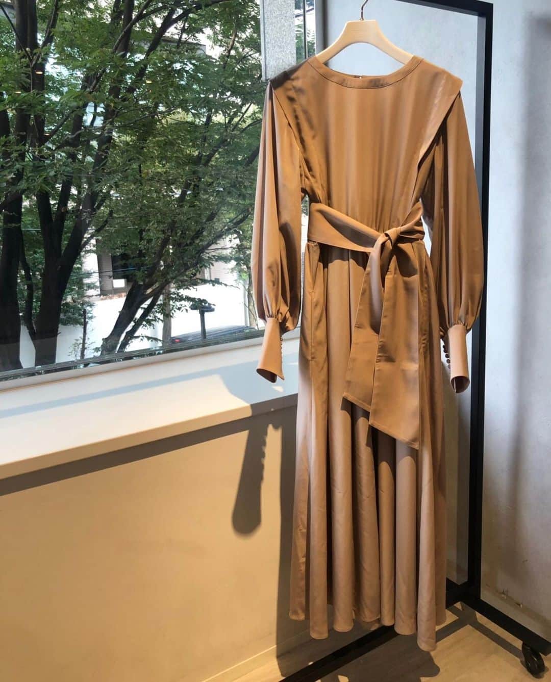 丸林広奈さんのインスタグラム写真 - (丸林広奈Instagram)「Studious コラボ アイテム　 ワンピース✴︎ オールシーズン着る事ができる柔らかなとろみのある質感。 マットな素材感がヴィンテージライクなワンピースです。 歩いた時に裾の動きが出るように、ウエスト下から、タックやたっぷりなギャザーを入れ 女性らしいシルエット を意識しました♡ ゆるっとした袖のデザインに袖口にはたっぷりとクルミボタンを使い、クラシックなアクセントに。 シーズンレスな素材なので、スタイリング次第で年中活躍する、長く着ていただけます。 これからの時期はニットカーデや、レギンス、ブーツ。 アクセサリー次第で、ちょっとした気を使うシーンにも着ていただけるとおもいます☻  Price : onepiece ¥25,000  #studious #onepiece #2019aw #fashion」10月13日 22時42分 - hironamarubayashi