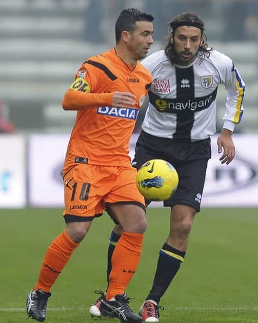 クリスティアン・ザッカルドのインスタグラム：「#tbt #memories  @parmacalcio1913 vs @udinesecalcio #OperazioneNostalgia #soccer #players #SerieA #Italy #calcio #passion #duelli #difensore #attaccante #sfide #enjoy  #bomber #compleanno #DiNatale #Zaccardo #c」