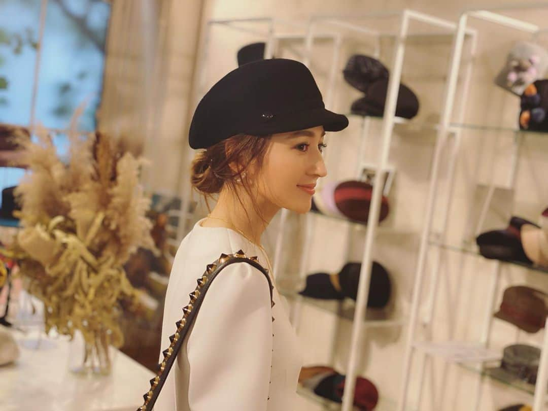 星玲奈さんのインスタグラム写真 - (星玲奈Instagram)「先週行った、@chapeaud_o の展示会にて👒秋冬の帽子、素敵な物がたくさんでした✨ ・ 台風19号が過ぎ、被害の大きかった地域の様子を見ては 自然災害の怖さを改めて感じさせられます。実家が静岡、義実家が栃木なので 昨日は1日頻繁に連絡を取り合って ずっと気が気ではない時間を過ごしました。幸い、どちらも大きな被害はなかったようですが 私も行ったことのある近くの地域が　 河川の氾濫により 見たことのない姿になっていたことがとても悲しかったです。 被害に遭われた地域の方が どうか一日も早く元の生活に戻れることを願います。」10月13日 22時48分 - reinahoshi1015