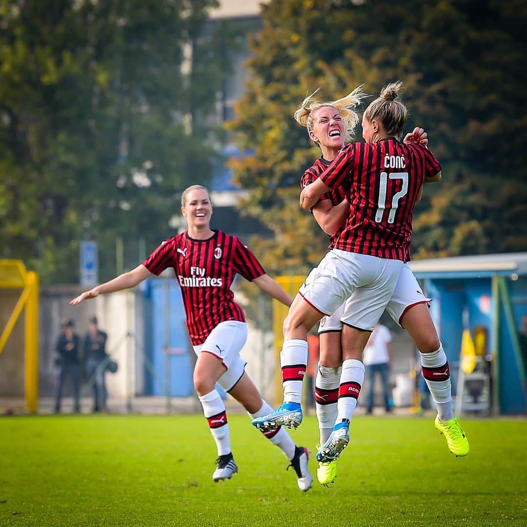 ACミランさんのインスタグラム写真 - (ACミランInstagram)「#InterMilan: we're leading at the break ❤🖤 Keep up the pressure, girls 👊🏻 #FollowTheRossonere #SempreMilan」10月13日 22時55分 - acmilan