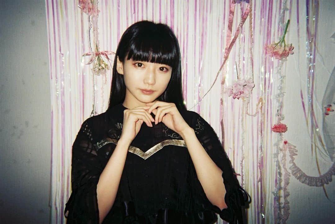 しらいちゃんのインスタグラム：「写ルンです27枚、25枚残ってたから弟の写真を撮りまくって現像した、2枚はしらいちゃん展の時のわたしでしたね。弟、⎳ℴ♡⎷ ℯ」