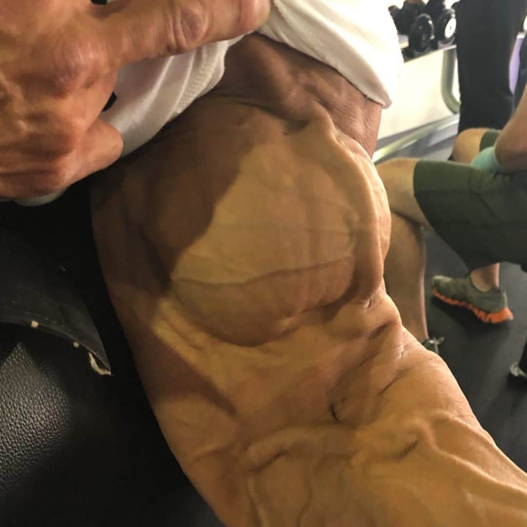 Hidetada Yamagishiさんのインスタグラム写真 - (Hidetada YamagishiInstagram)「Either your elbow on the pad or on your knee, biceps concentration curl is my all time favorite biceps exercise. What your favorite to blast your biceps? #nofilter #nofilterneeded #biceps 上腕二頭筋にはコンセントレーションカールが個人的に1番効くな。あなたのお気に入りの二頭筋種目は？#上腕二頭筋 #山岸秀匡 #カール」10月13日 23時07分 - hideyamagishi