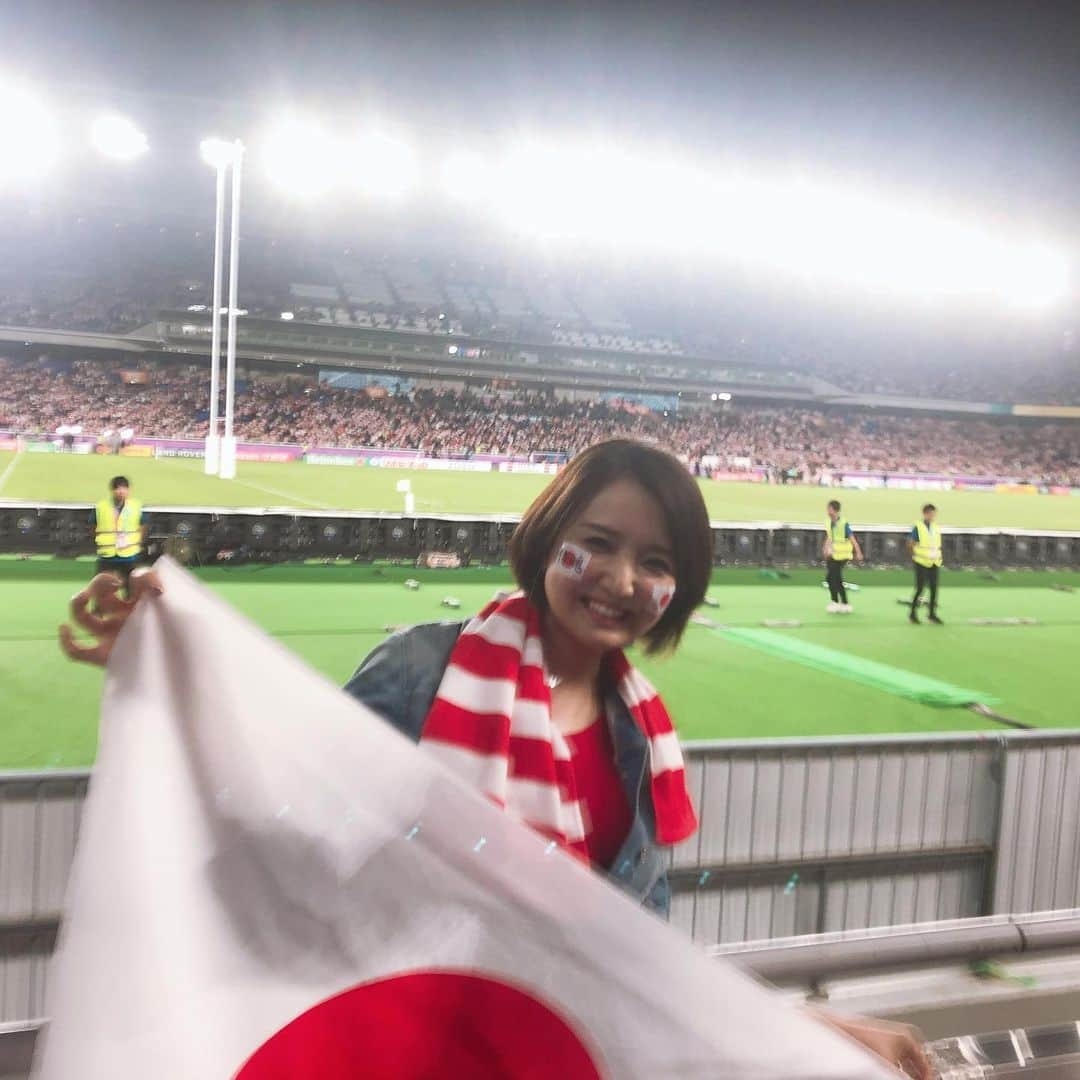 白石小百合さんのインスタグラム写真 - (白石小百合Instagram)「🏉🤩🏉 ラグビー日本代表おめでとうございます㊗️ 史上初の８強🌈決勝トーナメント進出✨✨✨ . 大盛り上がりの会場で良い席に巡り合えた幸運❣️ 動画を撮ったので勝利の感動を共有しましょう😍 前半のトライを目の前で撮れてるので是非✨ . 日本が一位通過！強すぎて世界が驚いてることでしょう！次は南アフリカ戦！あの、日本中がラグビー熱に火がついた、2015年の時のように！！大金星を！！期待しています！！！←興奮気味。笑 . #スコットランド戦 #ラグビー女子 ←今日から #ラグビーワールドカップ2019  #rwc2019 #rwc2019japan」10月13日 23時17分 - sayurishirais