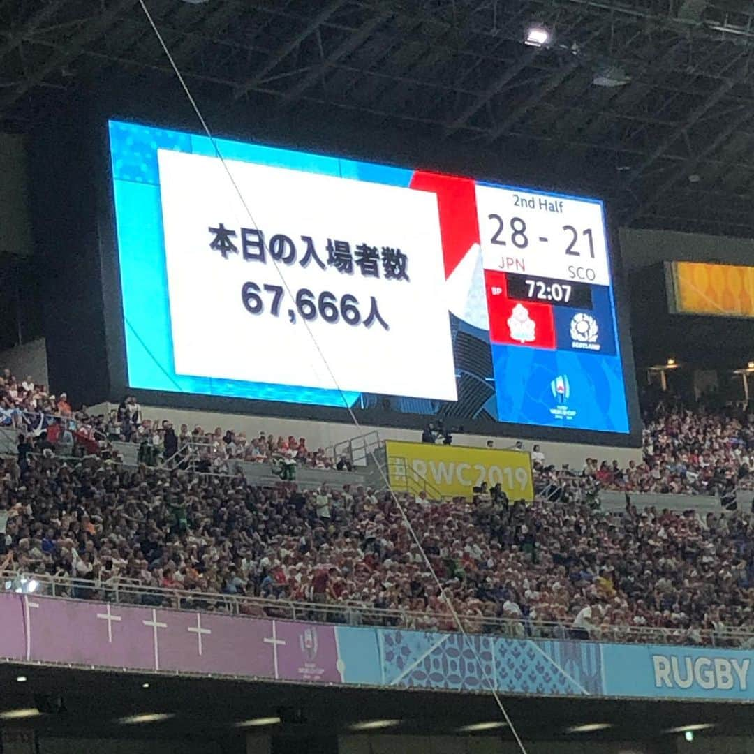 白石小百合さんのインスタグラム写真 - (白石小百合Instagram)「🏉🤩🏉 ラグビー日本代表おめでとうございます㊗️ 史上初の８強🌈決勝トーナメント進出✨✨✨ . 大盛り上がりの会場で良い席に巡り合えた幸運❣️ 動画を撮ったので勝利の感動を共有しましょう😍 前半のトライを目の前で撮れてるので是非✨ . 日本が一位通過！強すぎて世界が驚いてることでしょう！次は南アフリカ戦！あの、日本中がラグビー熱に火がついた、2015年の時のように！！大金星を！！期待しています！！！←興奮気味。笑 . #スコットランド戦 #ラグビー女子 ←今日から #ラグビーワールドカップ2019  #rwc2019 #rwc2019japan」10月13日 23時17分 - sayurishirais