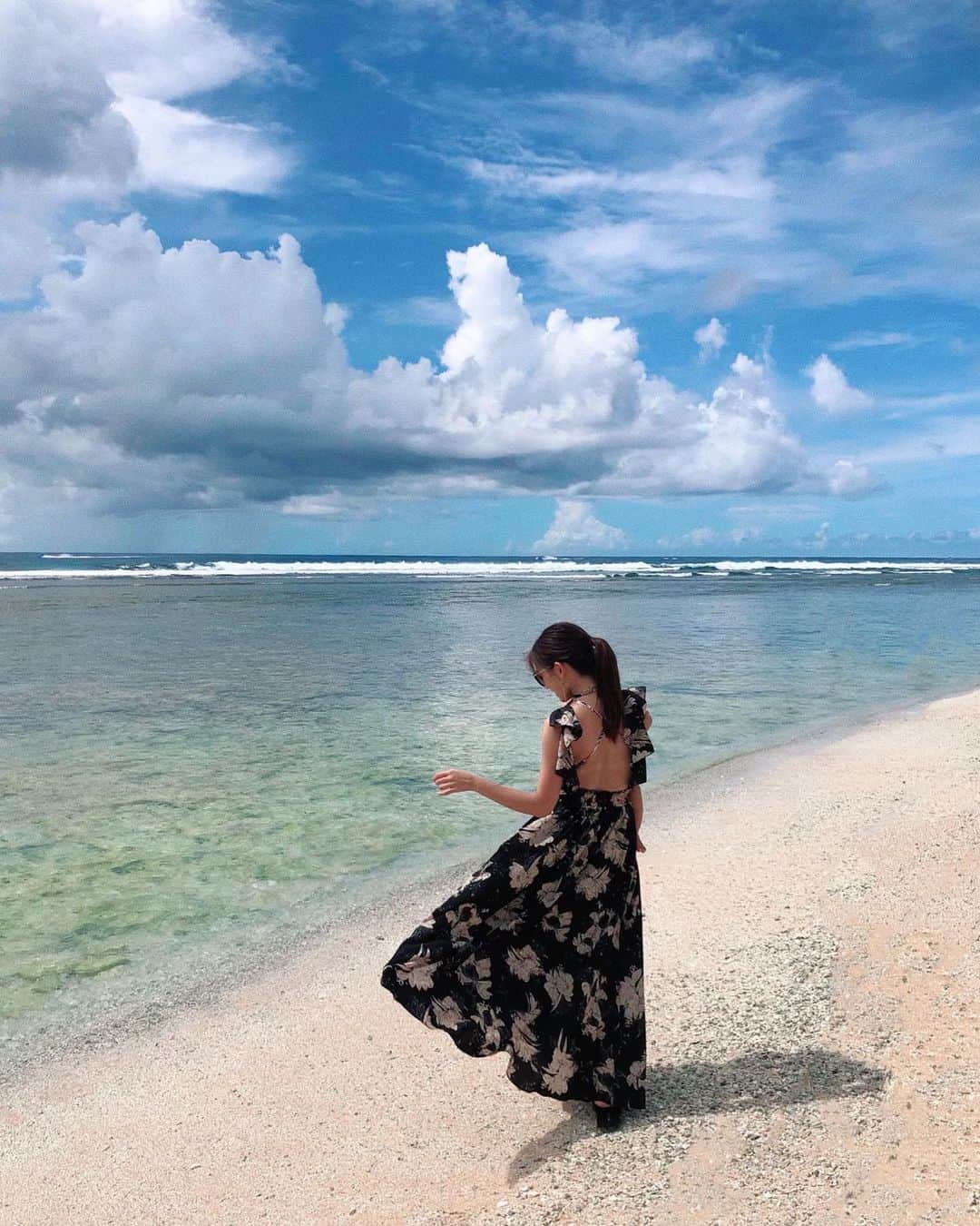 のインスタグラム：「. . Beautiful🐠 ひょっこりニナの足見える？ #guam #takeawalk #seaandsky」