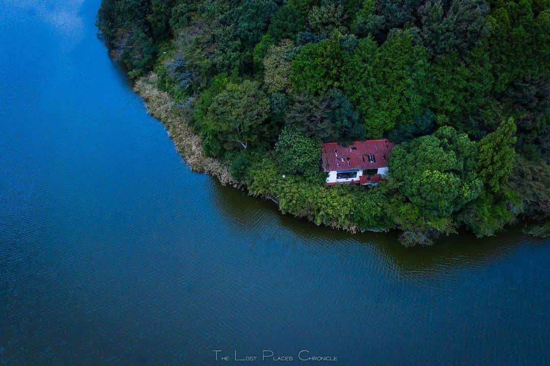 啝 （わ）のインスタグラム：「Unreachable Restaurant 𓆲 𓆲 𓆲 #droneoftheday #djimavicpro #djiglobal #drone #dronephotography #dronestagram #dji #topdronephotos #fromwhereidrone #wedroneasia #droneosoar #skyhilife  #japan_urbex #JJ_URBEX #jp_gallery #kf_urbandonedmasks #KINGS_ABANDONED #m3xtures #Meistershots #moodygrams #nature_takes_over #natures_reclaim #ominous_perfection #pr0ject_uno #rsa_preciousjunk #savethedecay #sfx_decay」