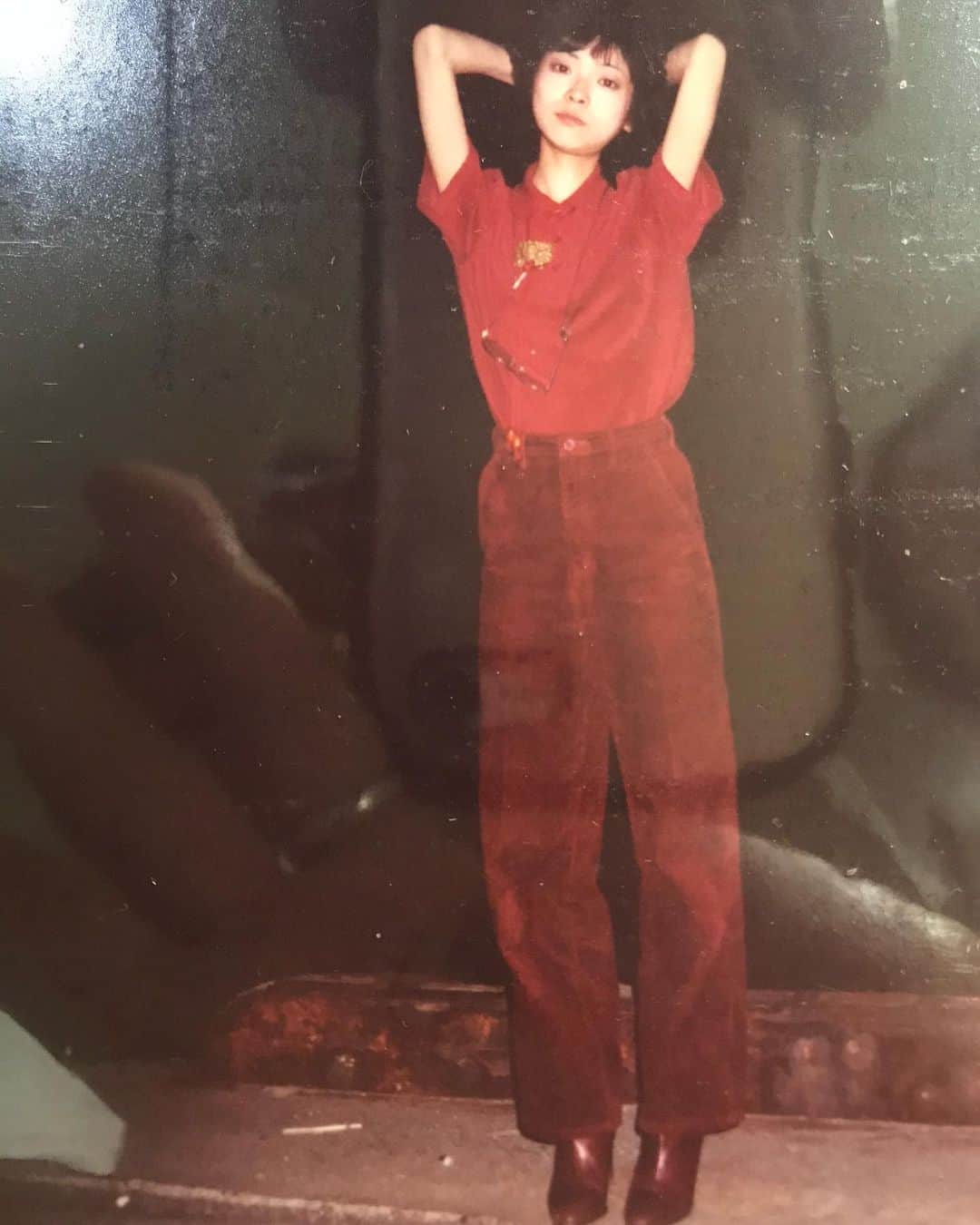 蘭舞ゆうさんのインスタグラム写真 - (蘭舞ゆうInstagram)「Vintage 🔄 (※絶対スライドしてねw) 나와 ❤︎ 엄마 私が持っている洋服は、ほぼ父と母のもの。 この赤いシャツも母が20代頃に着てたもの☺︎ リアルヴィンテージ 私の原点は両親。私も大事に着て、自分の子供へ...てなればいいなー。 #korean#japan#2019#일상#데일리#ranma #ちなみに母157cm私170cm」10月13日 23時35分 - ranma_yu