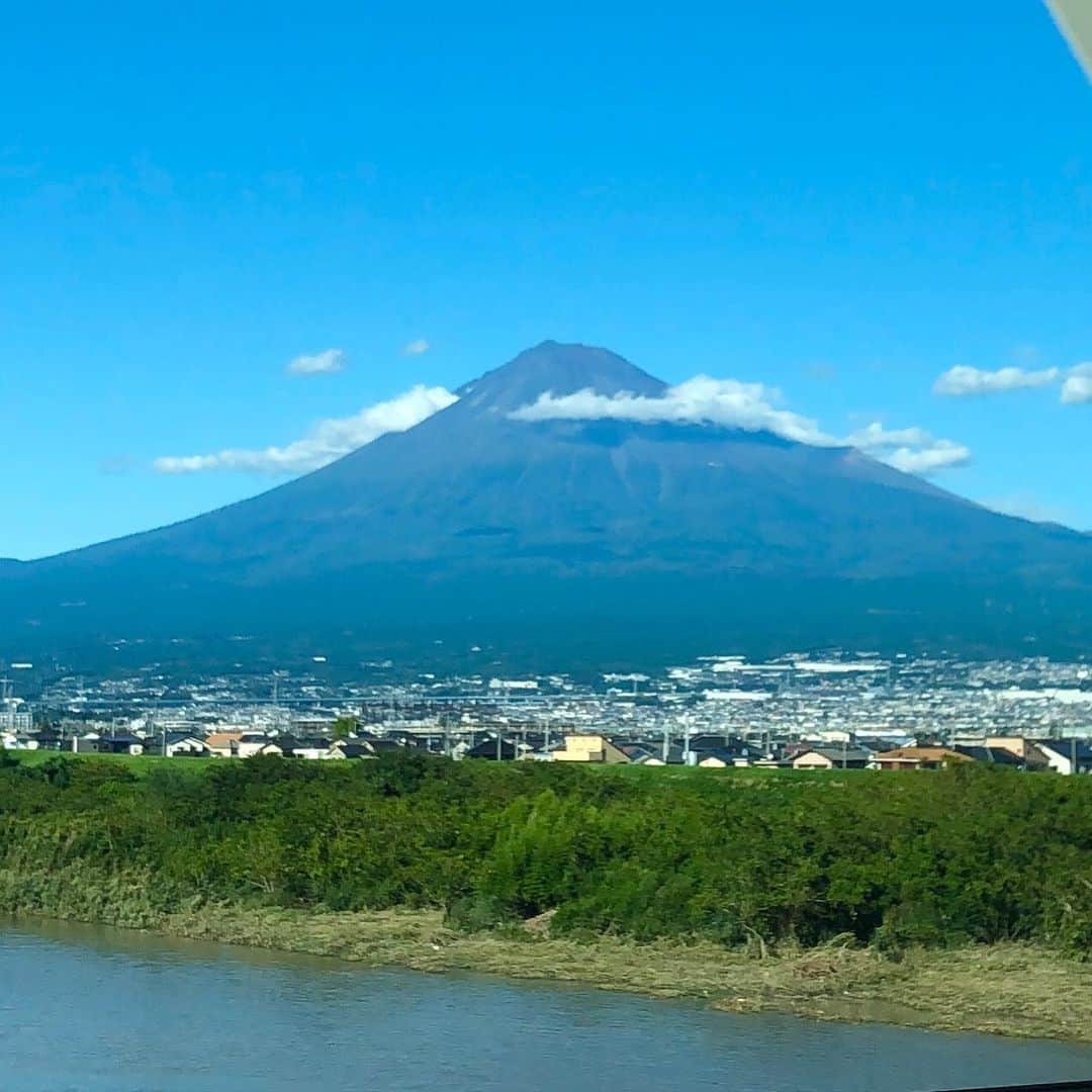 のインスタグラム：「まさしく台風一過…新幹線の車窓から日本の美 富士山♪いざ名古屋へ♡にしても昨日の台風は凄まじかった… #のぞみ #車窓 #登山部 #世界遺産 #日本の美 #富士山 #iPhone #カメラ #美しい #マイケル富岡 #タレント #俳優 #love #nature #lovely #view #mtfuji #worldheritage #beautiful #mountain #shinkansen #actor #actorslife #shooting #staysafe #被害に遭われた皆様心からお見舞い申し上げます」