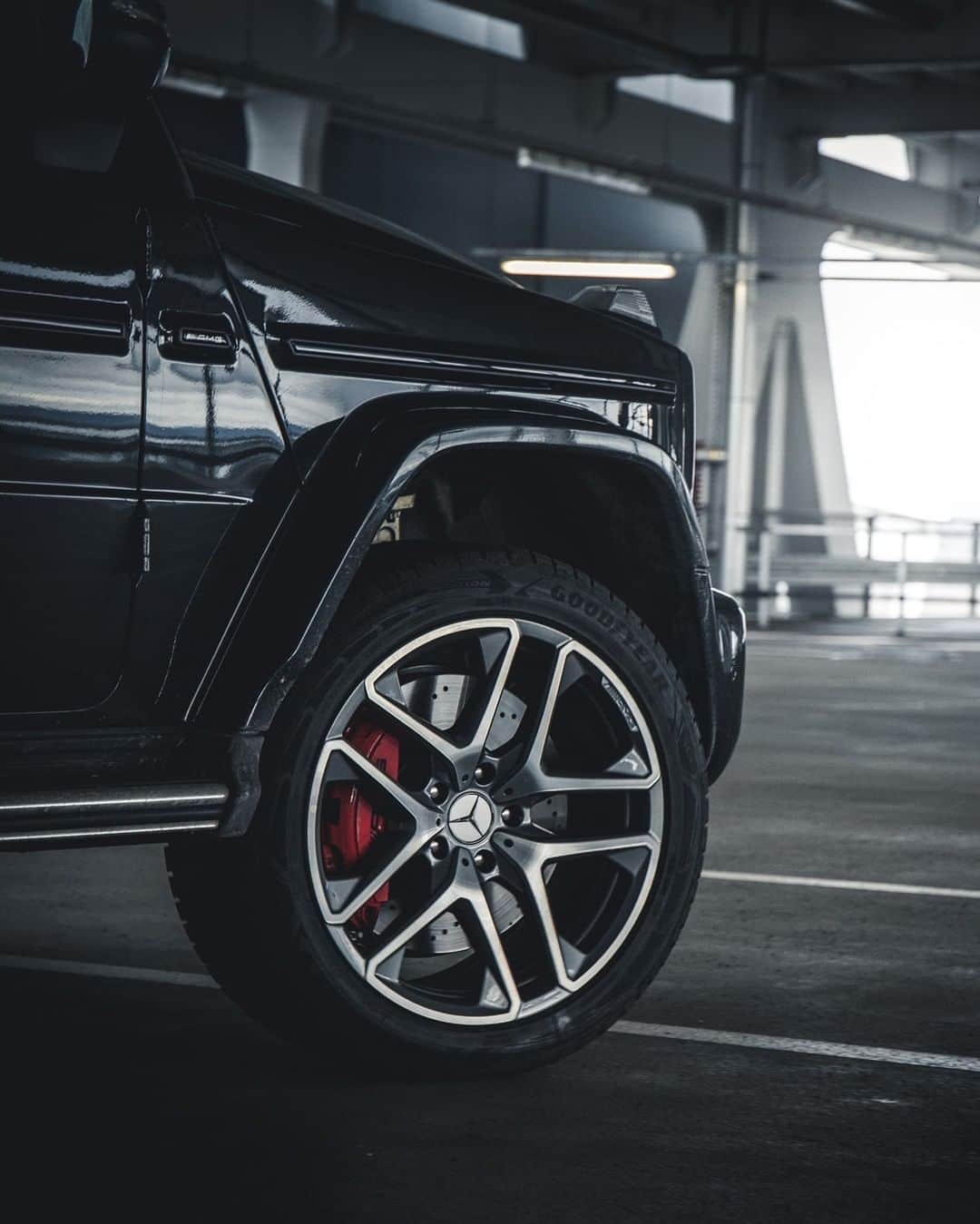 メルセデス・ベンツさんのインスタグラム写真 - (メルセデス・ベンツInstagram)「[Kraftstoffverbrauch kombiniert: 13,3–13,1 l/100 km | CO₂-Emissionen kombiniert: 351–341 g/km | mb4.me/DAT-Leitfaden | Mercedes-AMG G 63]  Sovereign occurrence - the Mercedes-AMG G 63 and its 21-inch wheels. #MercedesAMG #GClass #G63 #MBCar #StrongerThanTime 📸 @lotter_live for #MBsocialcar」10月13日 15時01分 - mercedesbenz
