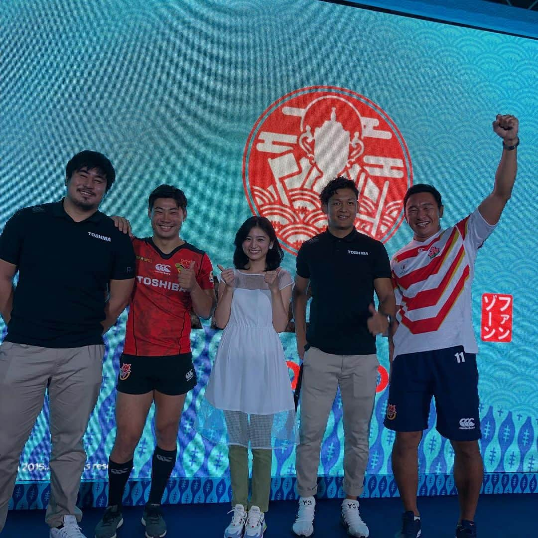 上野優花さんのインスタグラム写真 - (上野優花Instagram)「4年前のイングランド大会🏉 スカパーで『朝までノックオン』という番組をやらせていただき、それ以来の中川家のお二人と先週ご一緒させていただきました😄 時差の関係で午前2時くらいからの生放送！ 反則名が番組名となんともユニークな番組でした😂 懐かしいなぁ。（写真2は4年前！） . 先週のサモア戦では中川家のお二人と共に、東芝からは東口選手と望月雄太さん、そして梶原さんをゲストにお招きして大興奮の1戦になりましたね。 . さぁ4年前のリベンジを果たすべく、この後のスコットランド戦もみんなで応援しましょう📣✨ 私は有楽町のファンゾーンMCを担当します！！ スタジアムに行きたいけど行けないっていう方は ファンゾーンから一緒に声援を送りましょう😆💓 #今年はラグビーイヤー #今年はラグビー楽しんだもん勝ち  #rwc2019 #ファンゾーン東京　#rugbyworldcup  #ラグビー #ラグビー女子 #本日もラグビー観戦日和でした #中川家 #東芝ブレイブルーパス」10月13日 15時01分 - yuka_ueno89