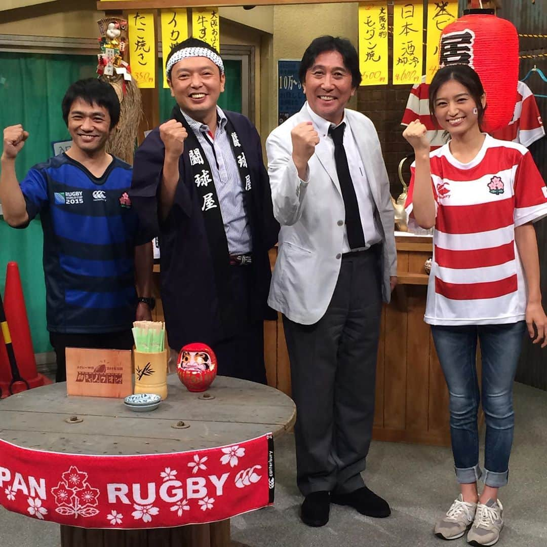 上野優花さんのインスタグラム写真 - (上野優花Instagram)「4年前のイングランド大会🏉 スカパーで『朝までノックオン』という番組をやらせていただき、それ以来の中川家のお二人と先週ご一緒させていただきました😄 時差の関係で午前2時くらいからの生放送！ 反則名が番組名となんともユニークな番組でした😂 懐かしいなぁ。（写真2は4年前！） . 先週のサモア戦では中川家のお二人と共に、東芝からは東口選手と望月雄太さん、そして梶原さんをゲストにお招きして大興奮の1戦になりましたね。 . さぁ4年前のリベンジを果たすべく、この後のスコットランド戦もみんなで応援しましょう📣✨ 私は有楽町のファンゾーンMCを担当します！！ スタジアムに行きたいけど行けないっていう方は ファンゾーンから一緒に声援を送りましょう😆💓 #今年はラグビーイヤー #今年はラグビー楽しんだもん勝ち  #rwc2019 #ファンゾーン東京　#rugbyworldcup  #ラグビー #ラグビー女子 #本日もラグビー観戦日和でした #中川家 #東芝ブレイブルーパス」10月13日 15時01分 - yuka_ueno89