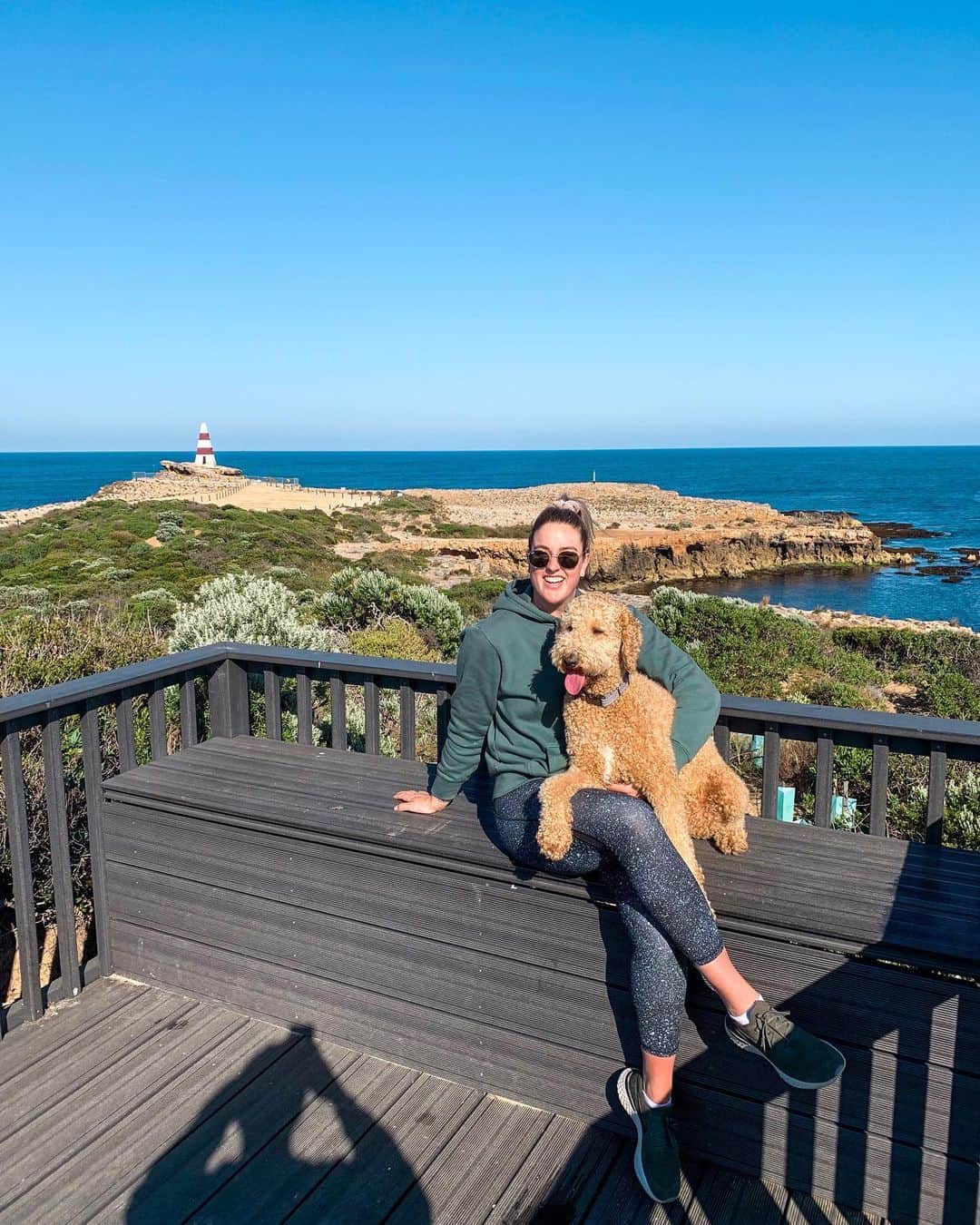 ブリタニー・エルムズリーのインスタグラム：「Three’s a crowd 😅🥰 #robetrip」
