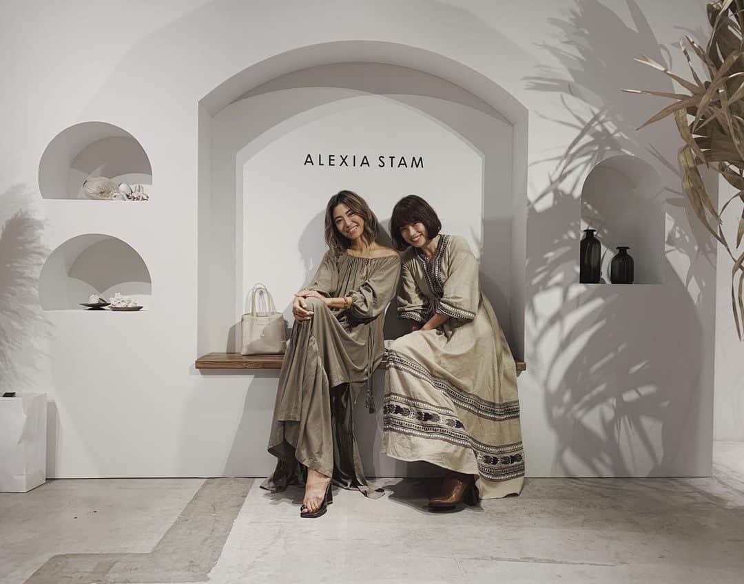 JUNNAのインスタグラム：「表参道にて開催中の　@alexiastam_official  pop up store partyへ... @muramuramuracho と　@sonekana と　@liveglen_ で遊びに行きました💗  髪の毛バッサリカットした @alexiastam1988 ちゃん💗  可愛い〜☺️💗 このワンピースとってもお気に入り！ なんてお喋りtime... 皆んなアイスクリームで乾杯。 束の間のリゾート気分🏝  #alexiastam #アリシアスタン #表参道」