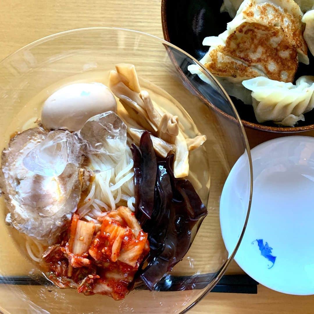 のインスタグラム：「遅いお昼は冷麺と餃子。」