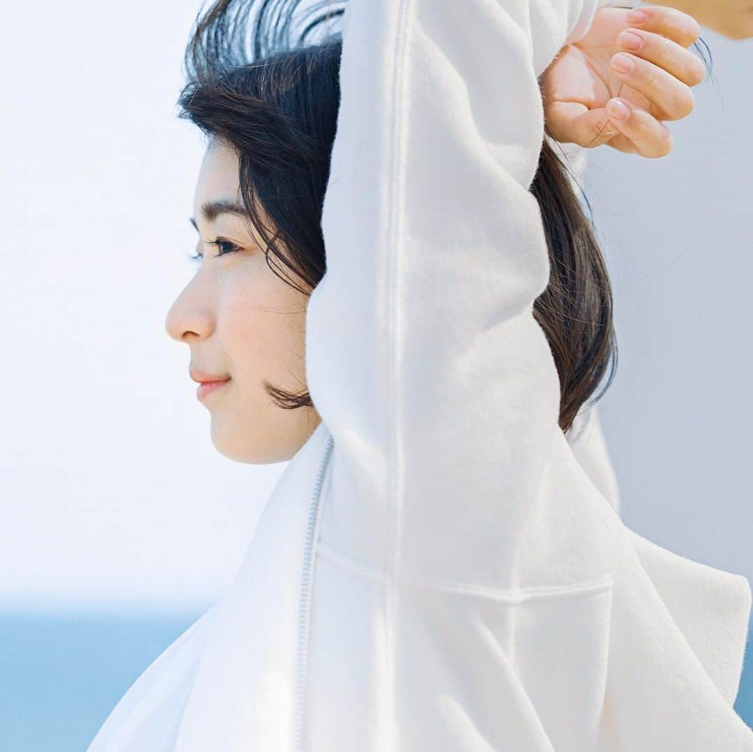 濱田英明のインスタグラム：「@narumi_05 for BOTTLOOP, China #鳴海唯 #yuinarumi #鳥取砂丘 #pentax67」