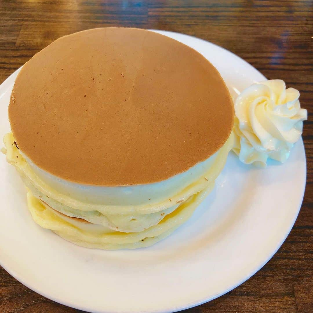 休日課長さんのインスタグラム写真 - (休日課長Instagram)「デートでいつかこのホットケーキを頬張るのが夢。マーガリンの花が今日もふんわりと咲いてました。いつ来てもここのホットケーキとコーヒーは最高。ごちそうさまでした！ #本炭 #本日の炭水化物 #ひとりで喫茶」10月13日 15時22分 - kyujitsu_kacho