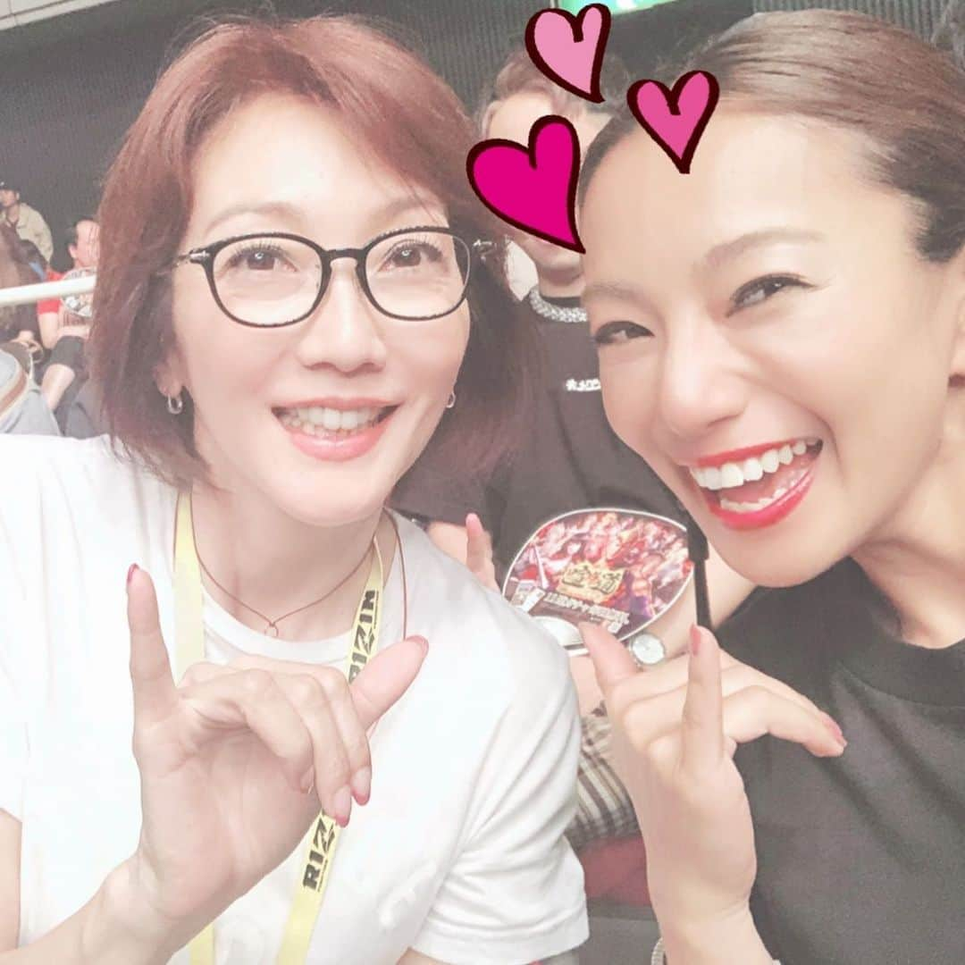 三船美佳さんのインスタグラム写真 - (三船美佳Instagram)「🤜✨🤛 #向井亜紀　さんに @rizin_pr  #RIZIN に連れてってもらいました😆✊ #高田延彦　さん、メーッチャかっこいいし、優しすぎるし、本当に憧れる素敵なご夫婦でした🌹 生で観戦したの初めて❣️ テレビでも熱く盛り上がるけど、その場で観ると物凄い迫力‼️リングから伝わる緊張感もハンパない‼️だって凄まじいパワーを持ったファイターたちが本気でこの日に向けて仕上げてきて、命がけで戦うんだもん‼️ リングから響き渡るパチーン！とか鈍いドンっで音。息使いや、骨の音？！まで 本気でカッコよく、本気で感動しました‼️ 台風が大変な中の開催だったけど、リングから日本へパワーを送る！って意味で物凄い試合になってました‼️ もっとルールや一人一人のドラマを勉強して、年末の#ライジン  まで楽しみにしたいと思います‼️ 勇気と希望をありがとうございます‼️」10月13日 15時28分 - mikamifune_official