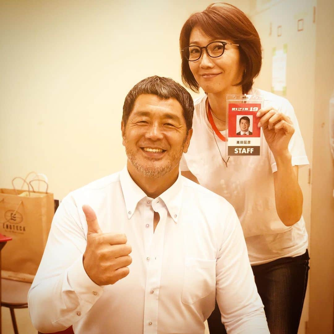 三船美佳さんのインスタグラム写真 - (三船美佳Instagram)「🤜✨🤛 #向井亜紀　さんに @rizin_pr  #RIZIN に連れてってもらいました😆✊ #高田延彦　さん、メーッチャかっこいいし、優しすぎるし、本当に憧れる素敵なご夫婦でした🌹 生で観戦したの初めて❣️ テレビでも熱く盛り上がるけど、その場で観ると物凄い迫力‼️リングから伝わる緊張感もハンパない‼️だって凄まじいパワーを持ったファイターたちが本気でこの日に向けて仕上げてきて、命がけで戦うんだもん‼️ リングから響き渡るパチーン！とか鈍いドンっで音。息使いや、骨の音？！まで 本気でカッコよく、本気で感動しました‼️ 台風が大変な中の開催だったけど、リングから日本へパワーを送る！って意味で物凄い試合になってました‼️ もっとルールや一人一人のドラマを勉強して、年末の#ライジン  まで楽しみにしたいと思います‼️ 勇気と希望をありがとうございます‼️」10月13日 15時28分 - mikamifune_official